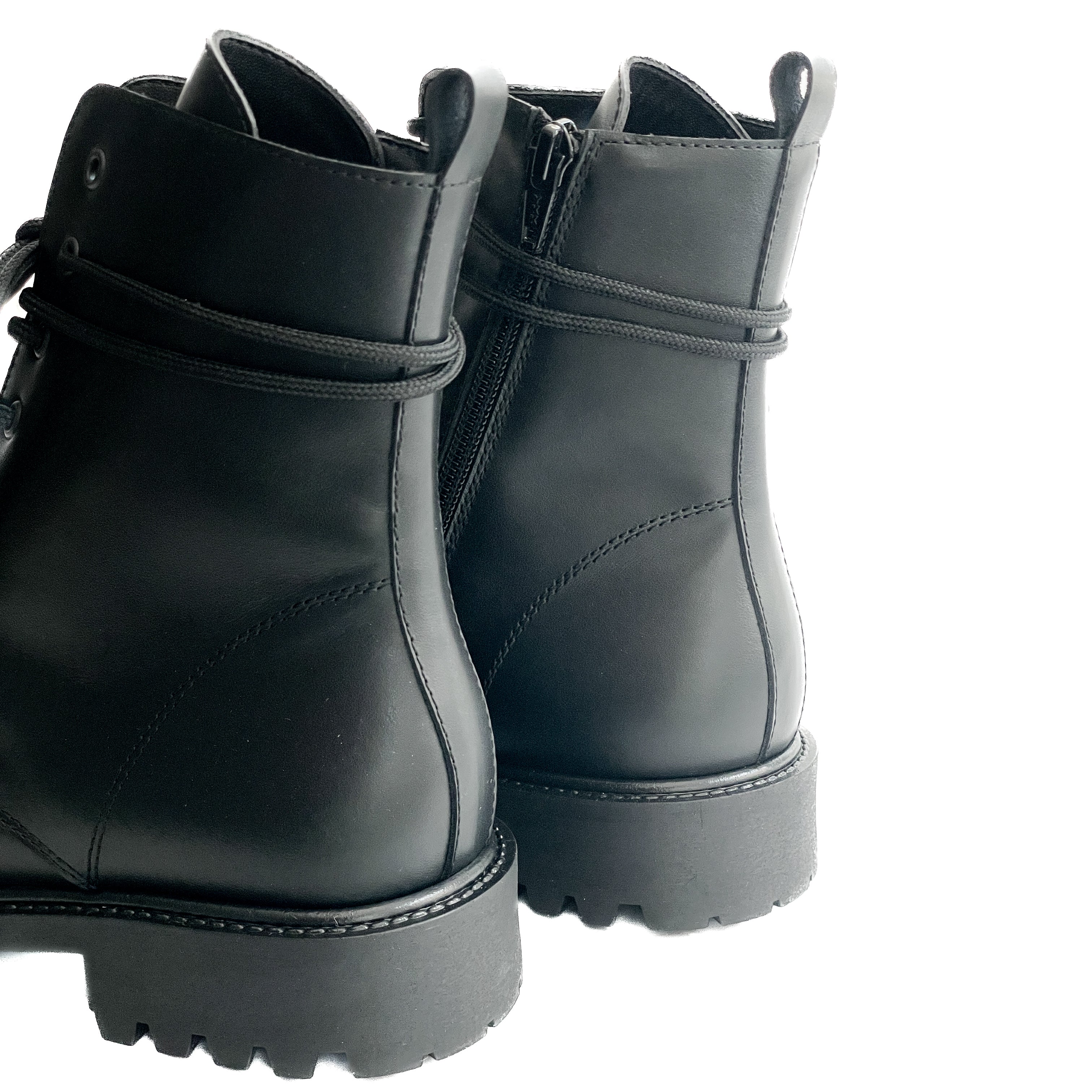 AMSTERDAM-anfibio-vista-dietro-dettaglio-stivaletto-donna-pelle-vitello-nero-suola-dentellata