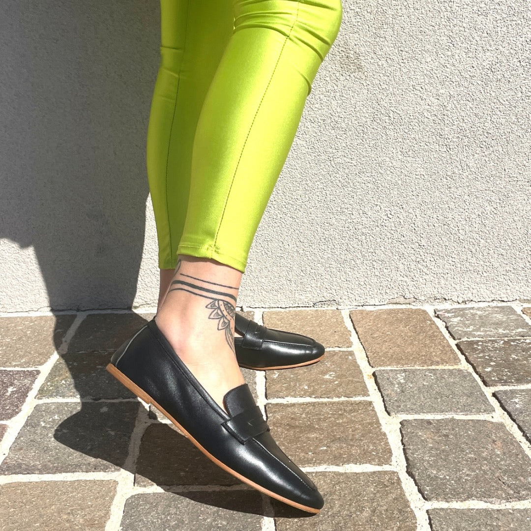 ATENE-mocassino-vista-indossato-tallone-e-punta-nappa-nera