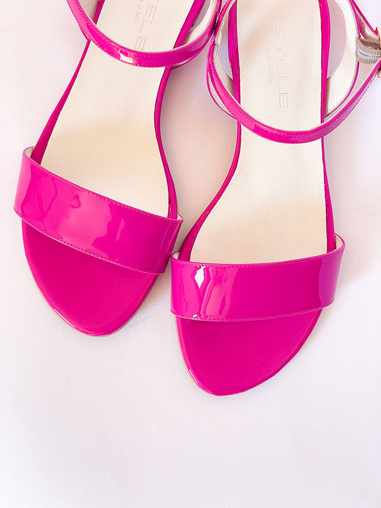 ITACA-sandalo-vista-punta-vicino-paio-vernice-fucsia