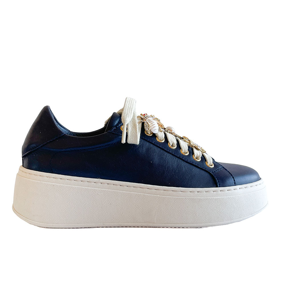 BETTY-sneakers-vista-laterale-singola-vitello-blu-accessori
