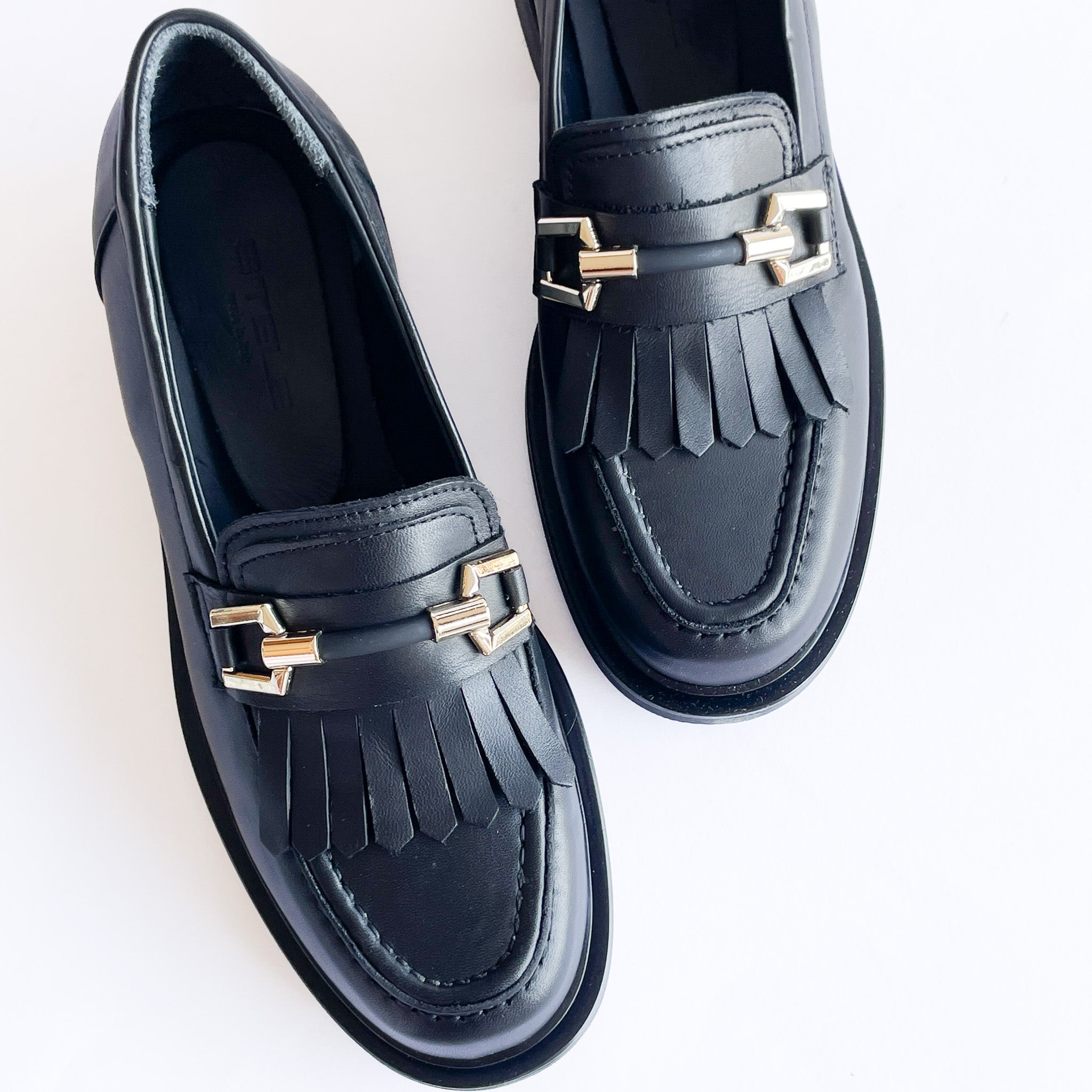 CAPRI-mocassino-vista-punta-dettaglio-accesorio-vitello-nero-accessorio-oro