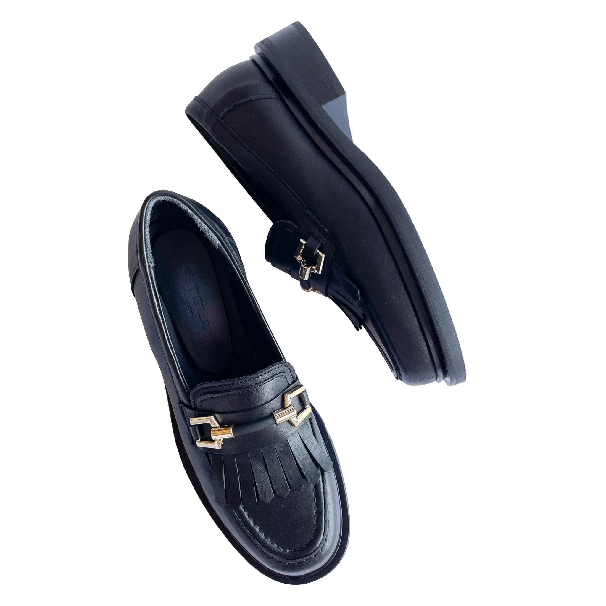 CAPRI-mocassino-vista-laterale-sopra-vitello-nero-accessorio-oro