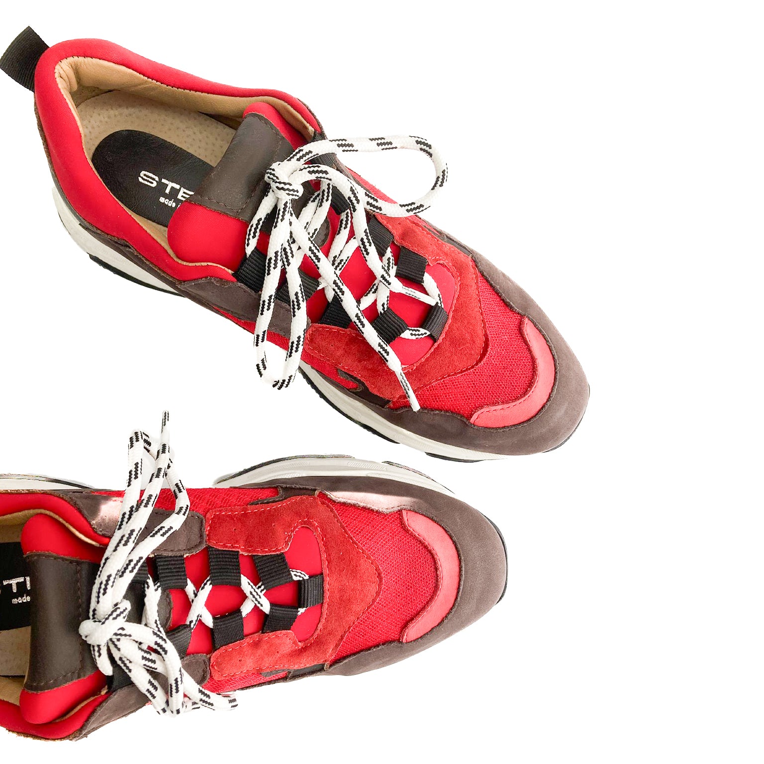 MONTECOSARO-sneakers-vista-sopra-punta-camoscio-e-vitello-cioccolato-tessuto-rosso