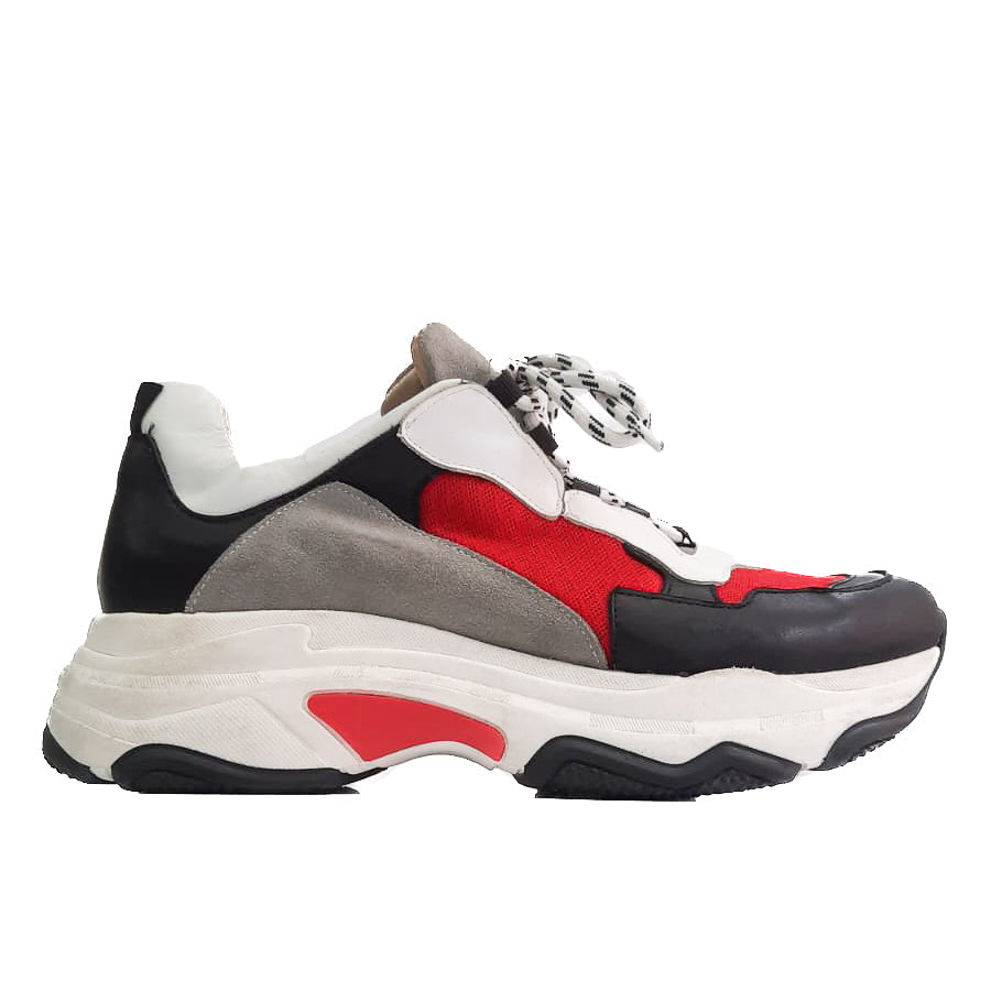 MONTECOSARO-sneakers-vista-laterale-singola-vitello-bianco-e-nero-camoscio-grigio-tessuto-rosso
