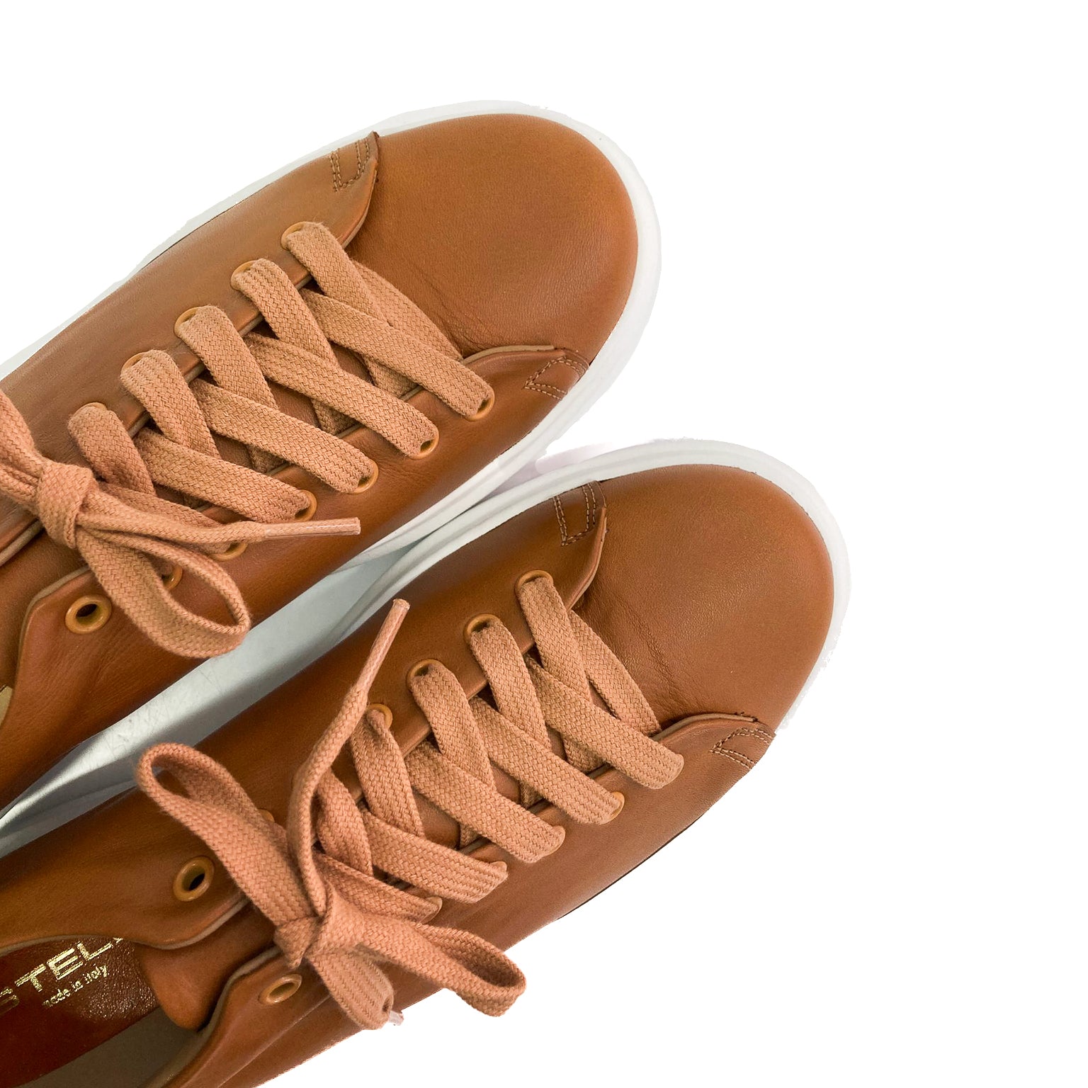 TREIA-sneakers-vista-punta-sopra-vicino-paio-vitello-cuoio