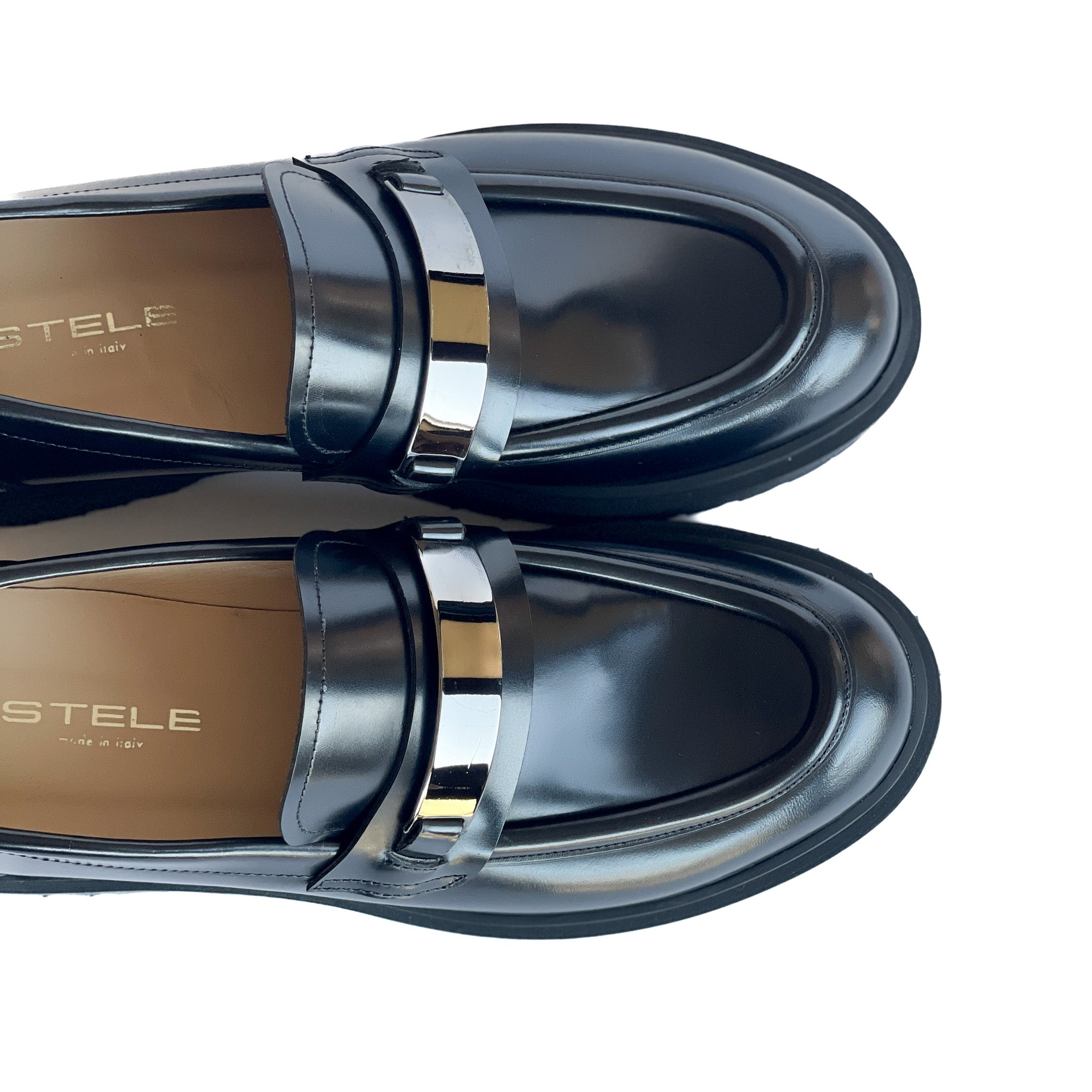 GROTTAMMARE-mocassino-vista-punta-sopra-sinistra-vitello-abrasivato-nero-accessorio-cdf