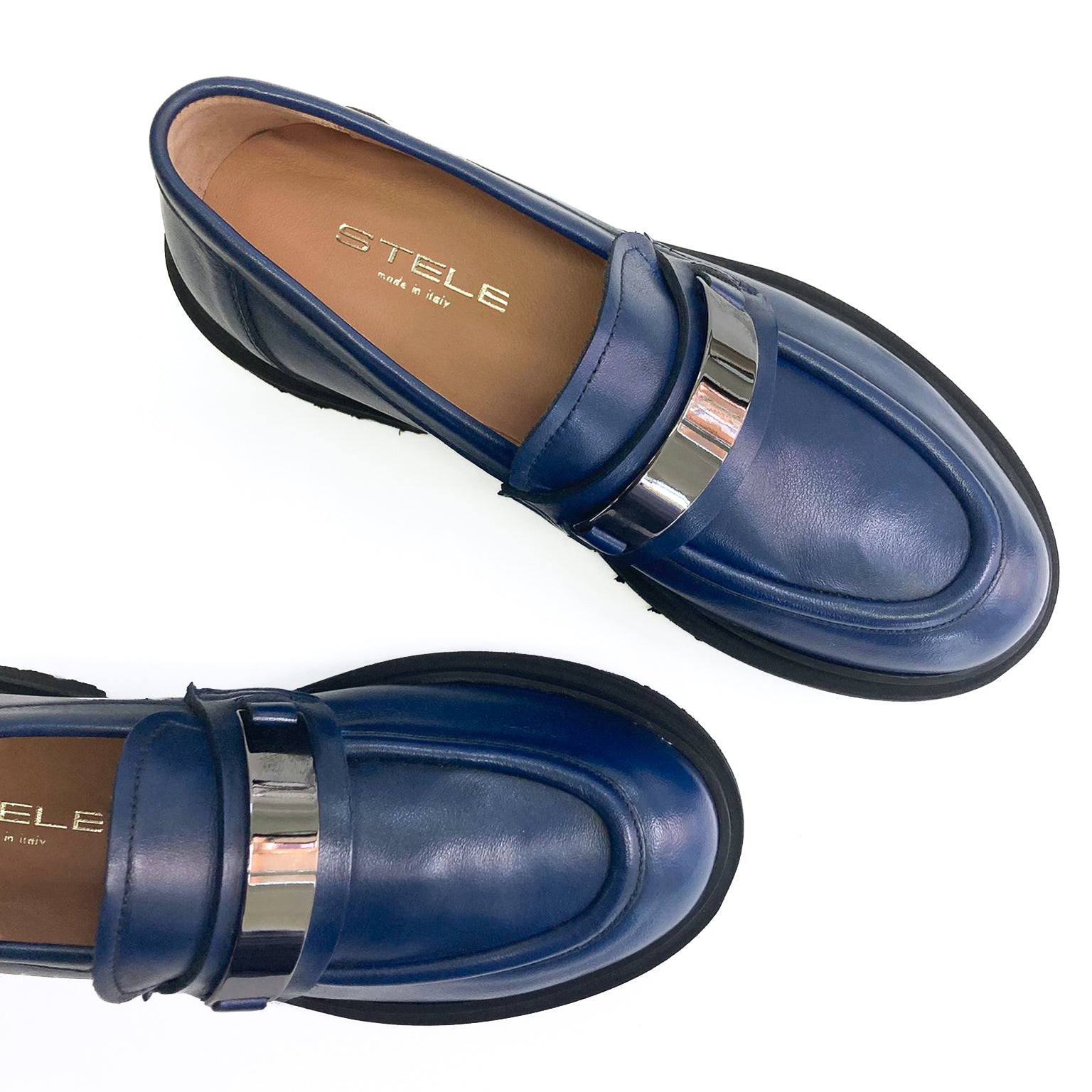 GROTTAMMARE-mocassino-vista-punta-sopra-paio-vicino-vitello-blu-royal-accessorio-cdf