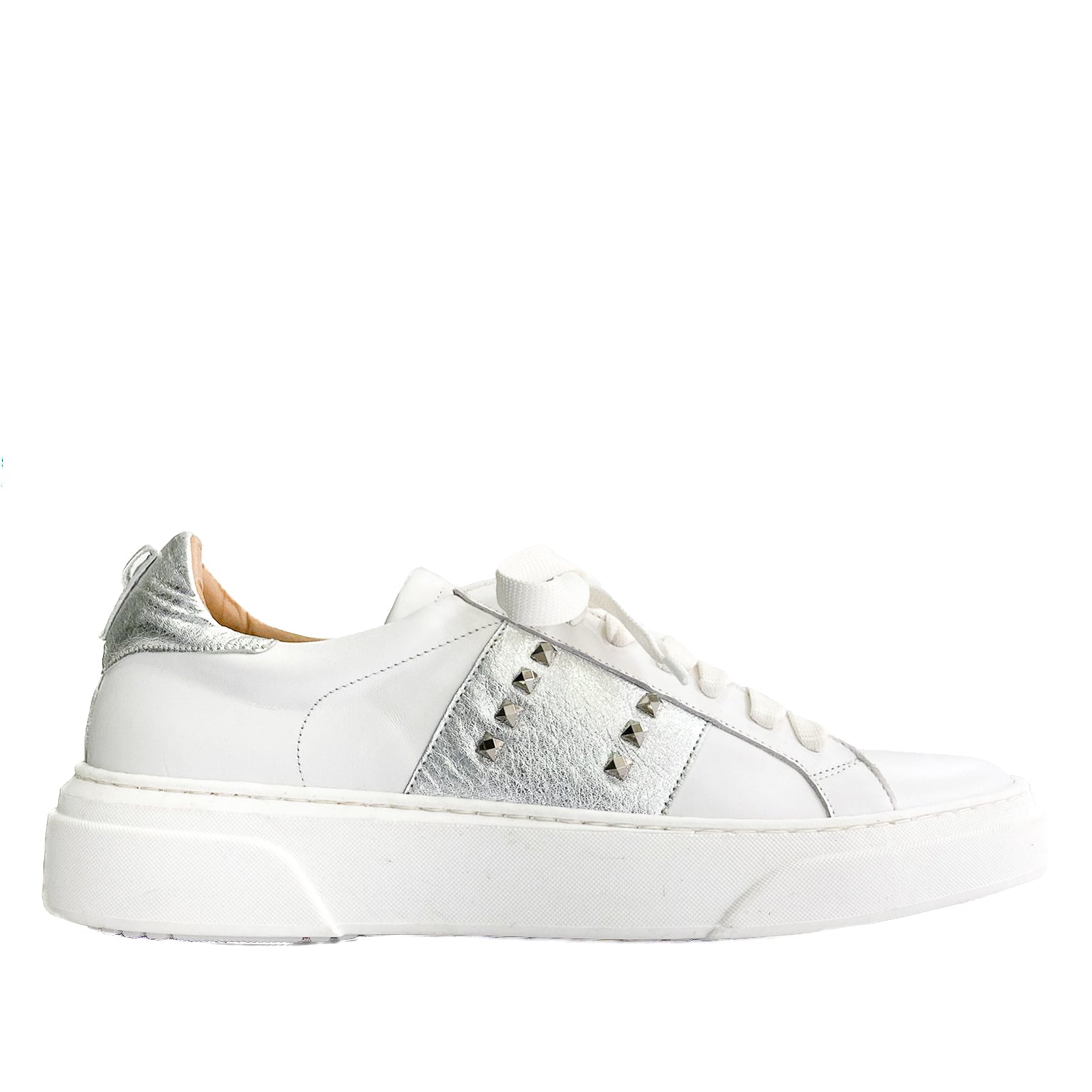 ADELE-sneakers-vista-laterale-singola-vitello-bianco-laminato-argento-borchie