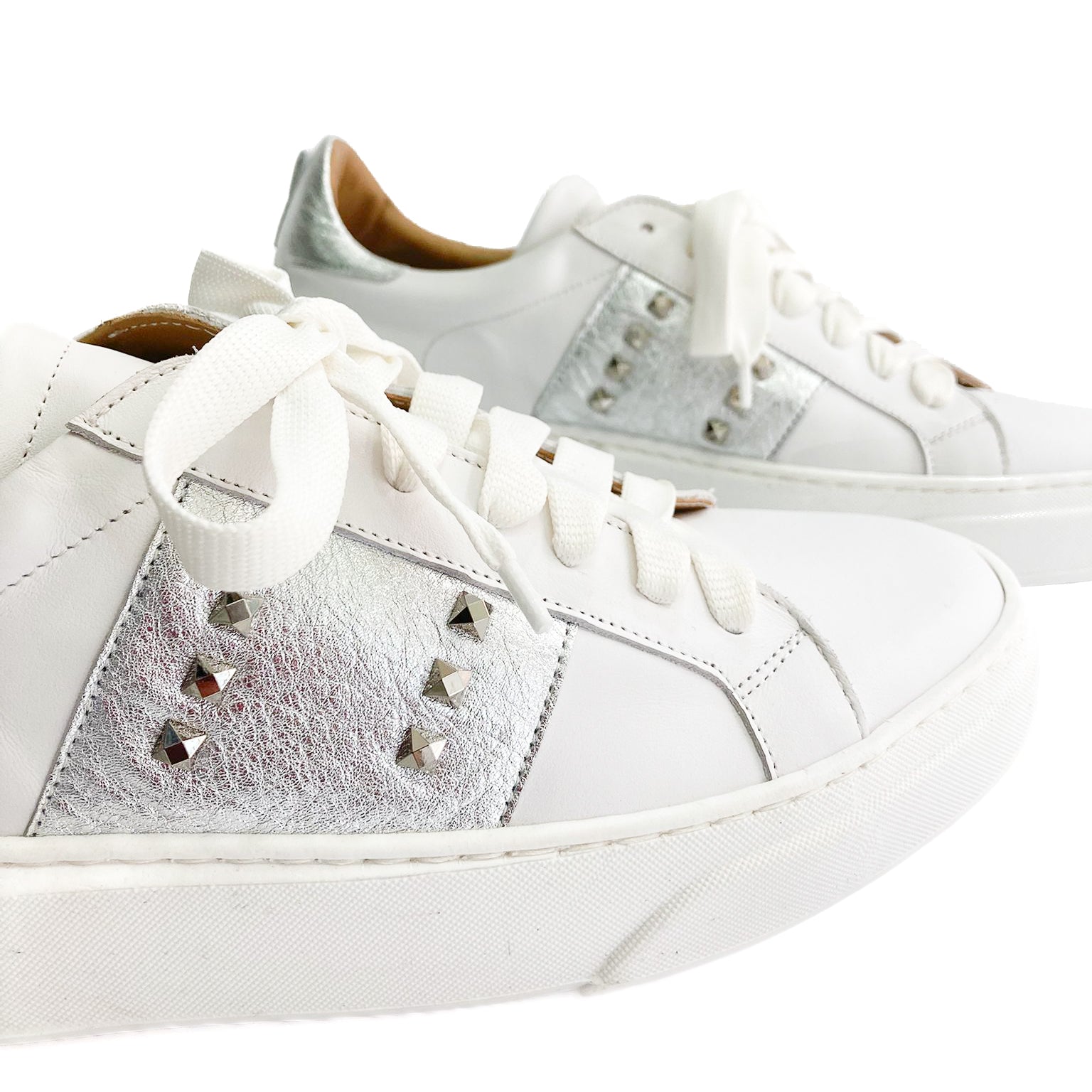 ADELE-sneakers-vista-dettaglio-vitello-bianco-laminato-argento-borchie