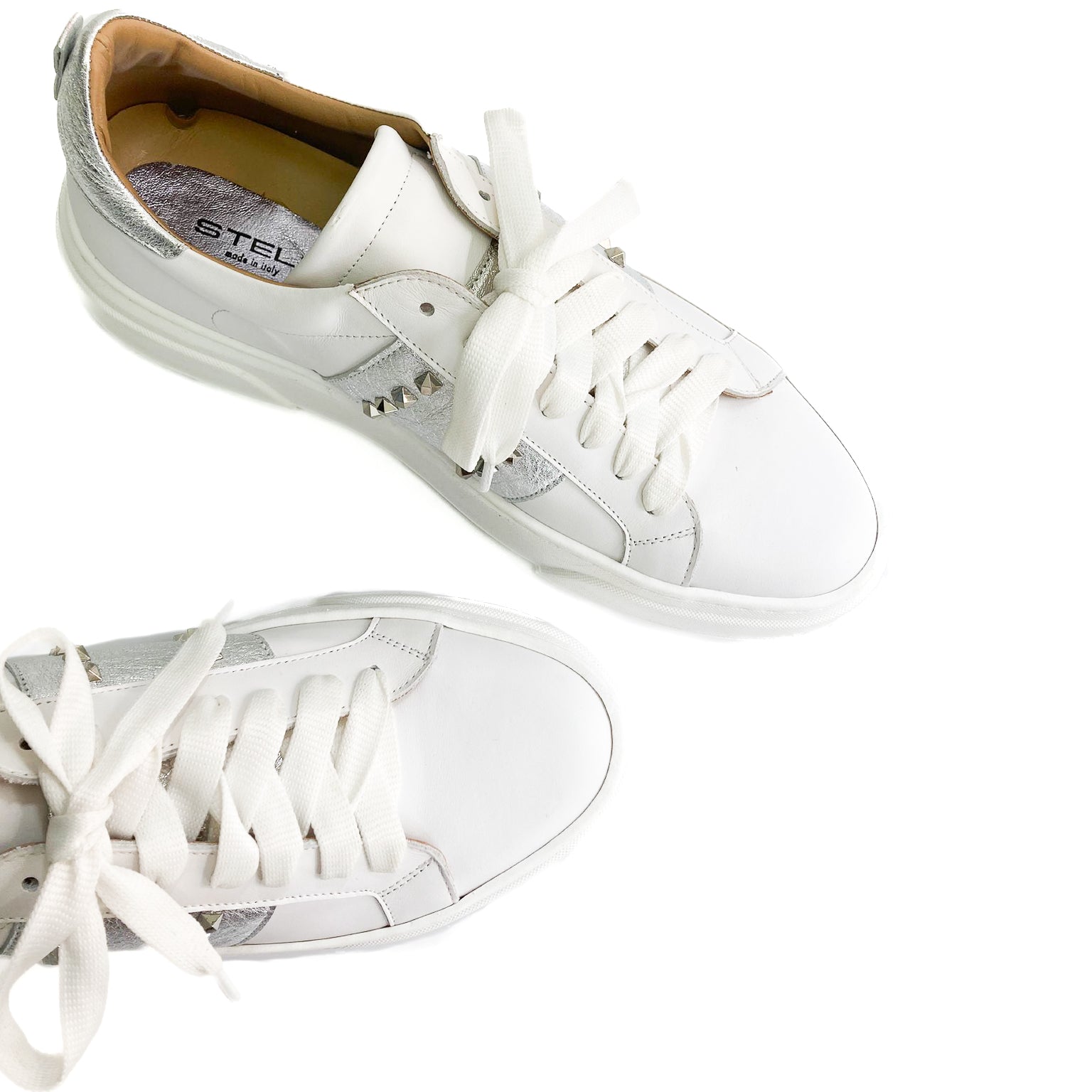 ADELE-sneakers-vista-punta-sopra-vitello-bianco-laminato-argento-borchie