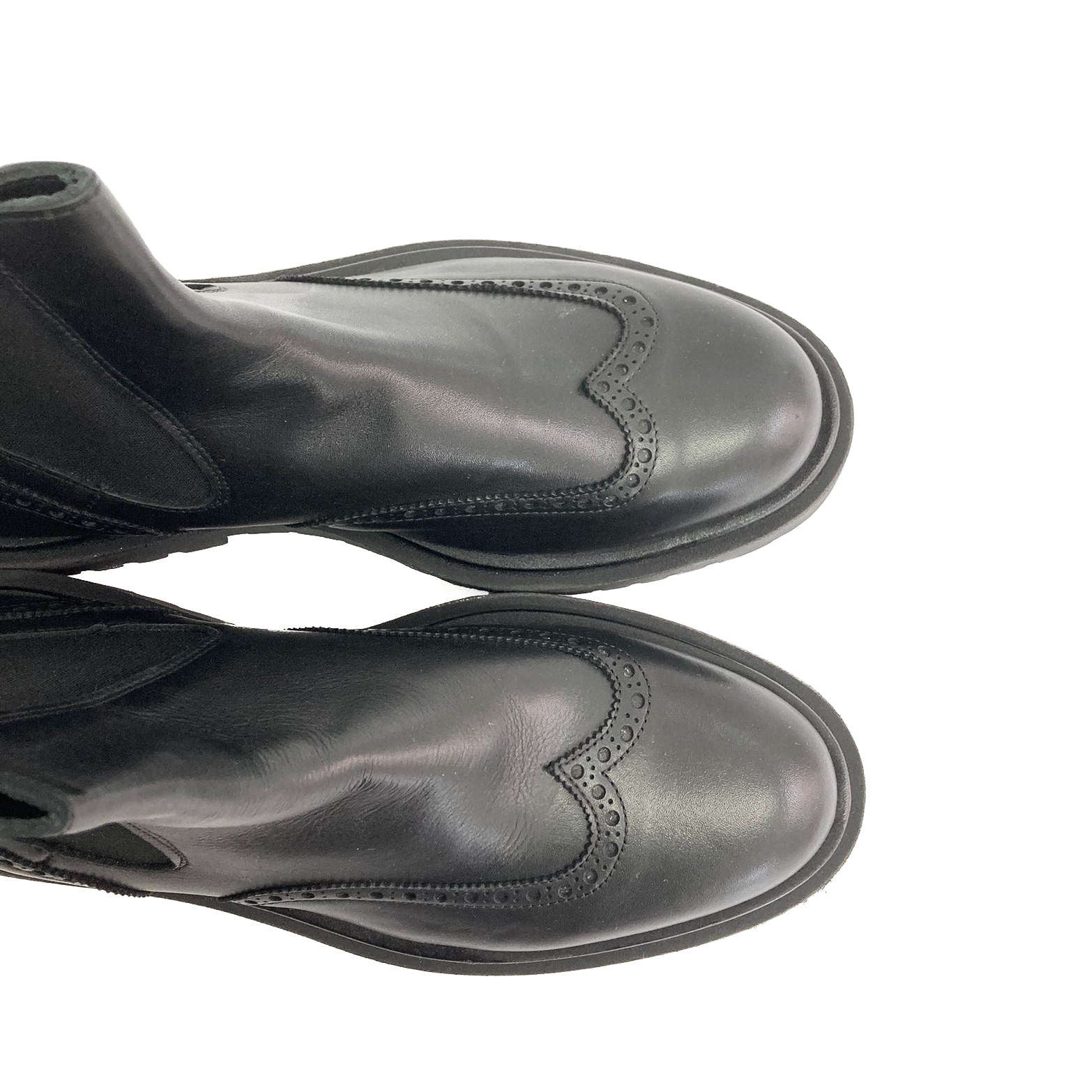 Lia-beatles-caviglia-vista-punta-sopra-vitello-nero