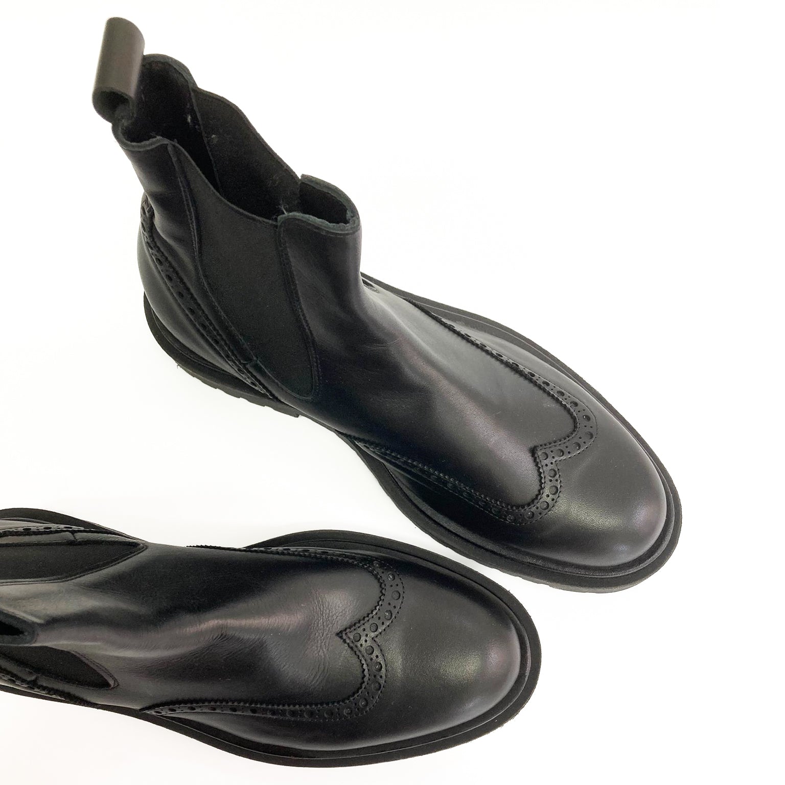 Lia-beatles-caviglia-vista-punta-sopra-paio-vitello-nero