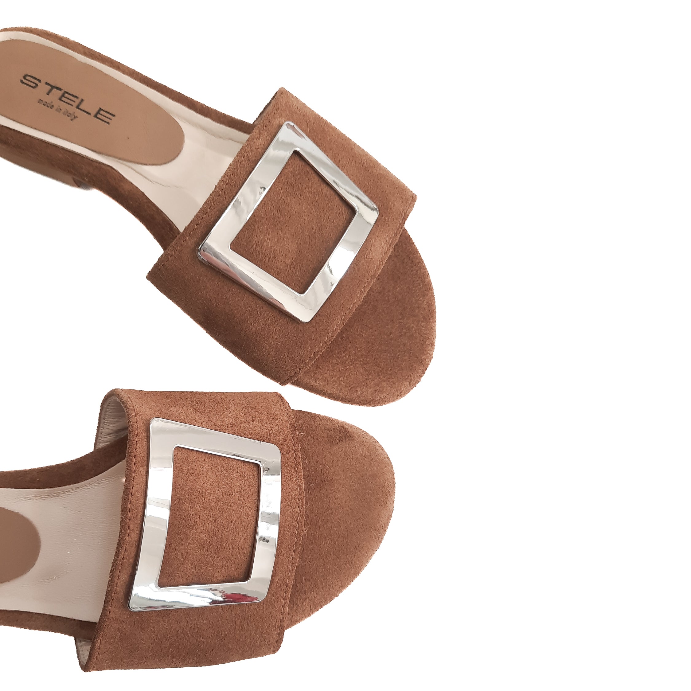 Dettaglio laterale paio Guinda in camoscio cuoio punta orientata a destra