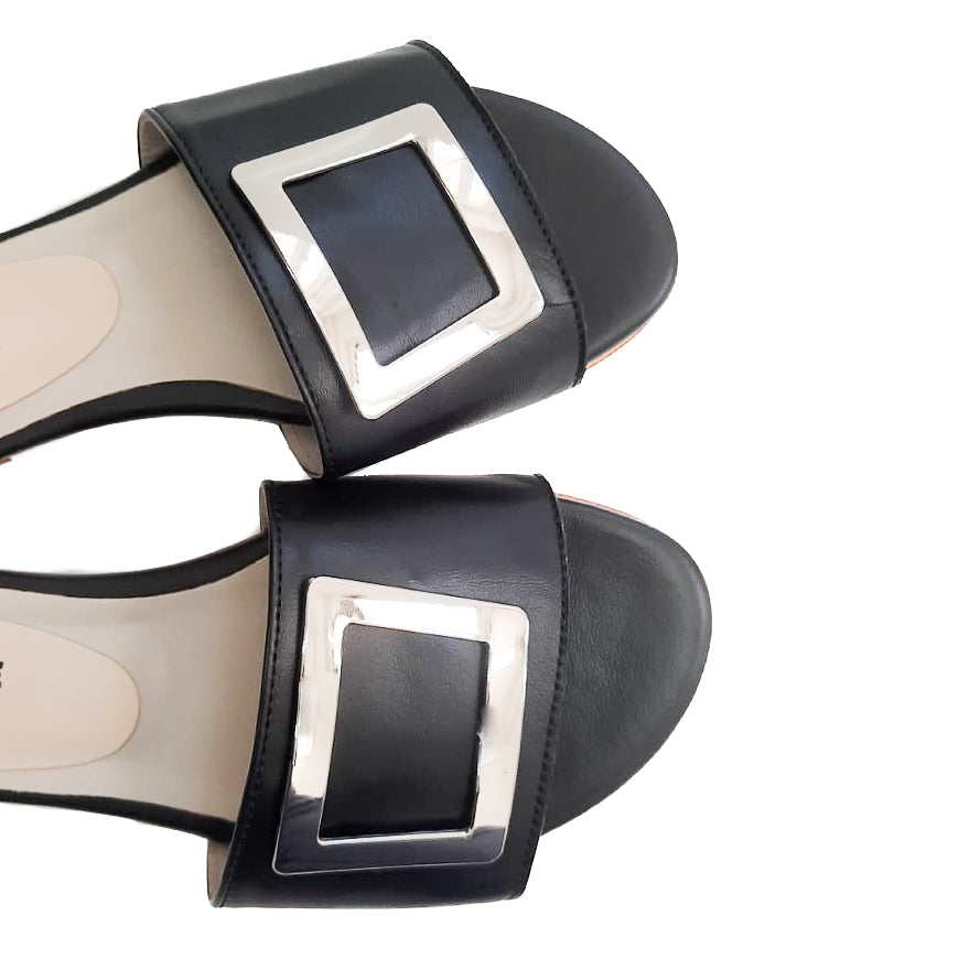 Ciabattina Guinda in pelle nappa nera vista angolata laterale parziale