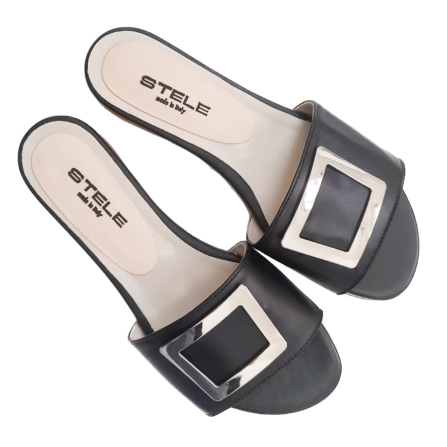 Ciabattina Guinda in nappa nera vista intera da sopra con punta verso destra accessorio nickel