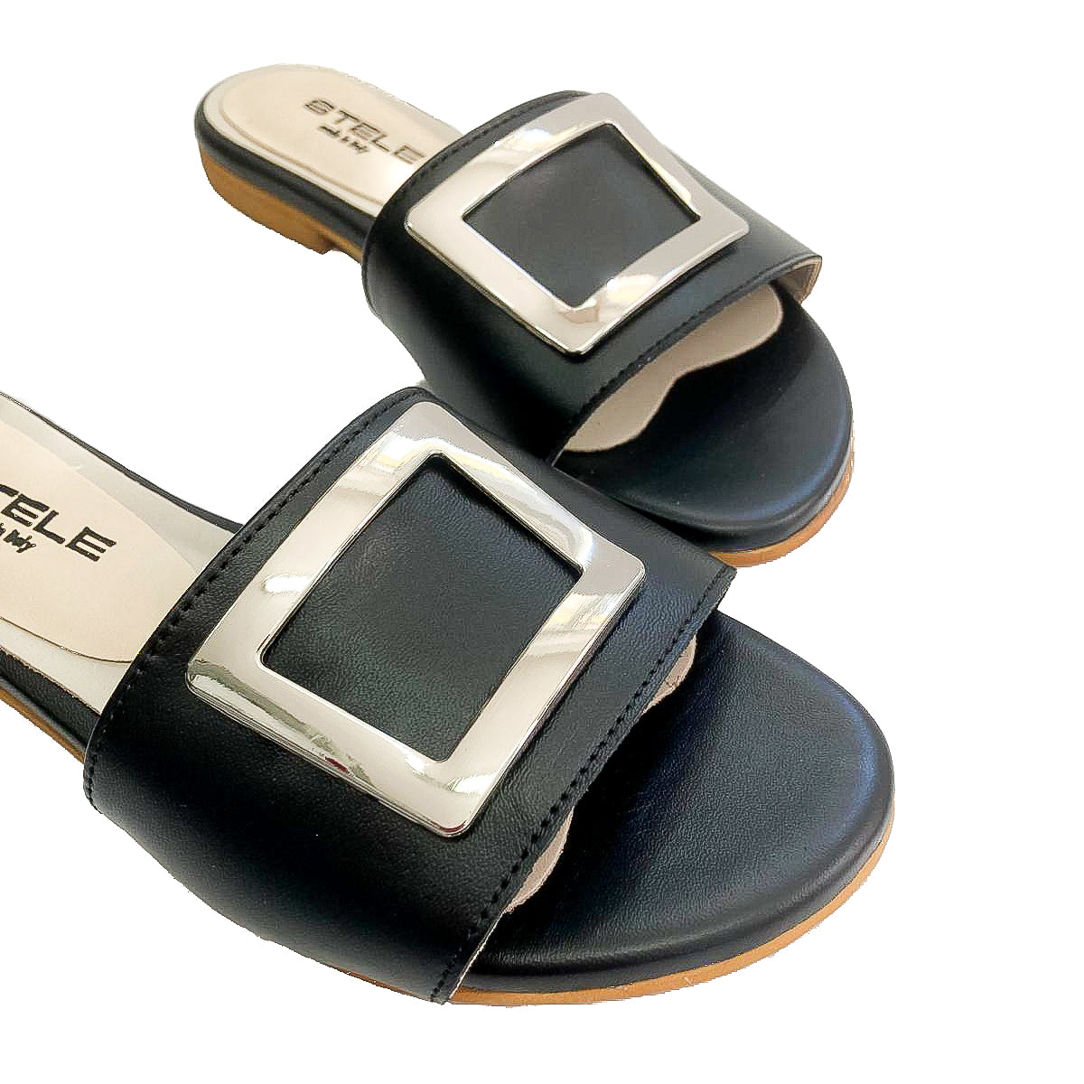 Ciabattina Guinda nappa nera dettaglio fascia superiore con accessorio nickel