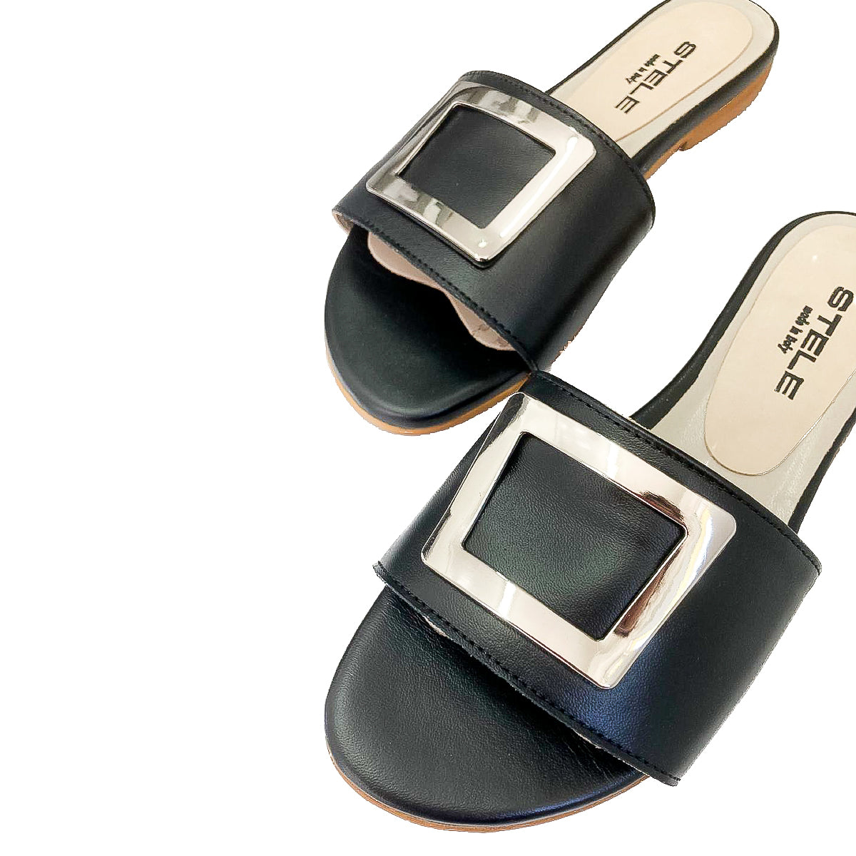 Dettaglio punta ciabattina Guinda in nappa nera vista frontale con punta verso sinistra accessorio nickel