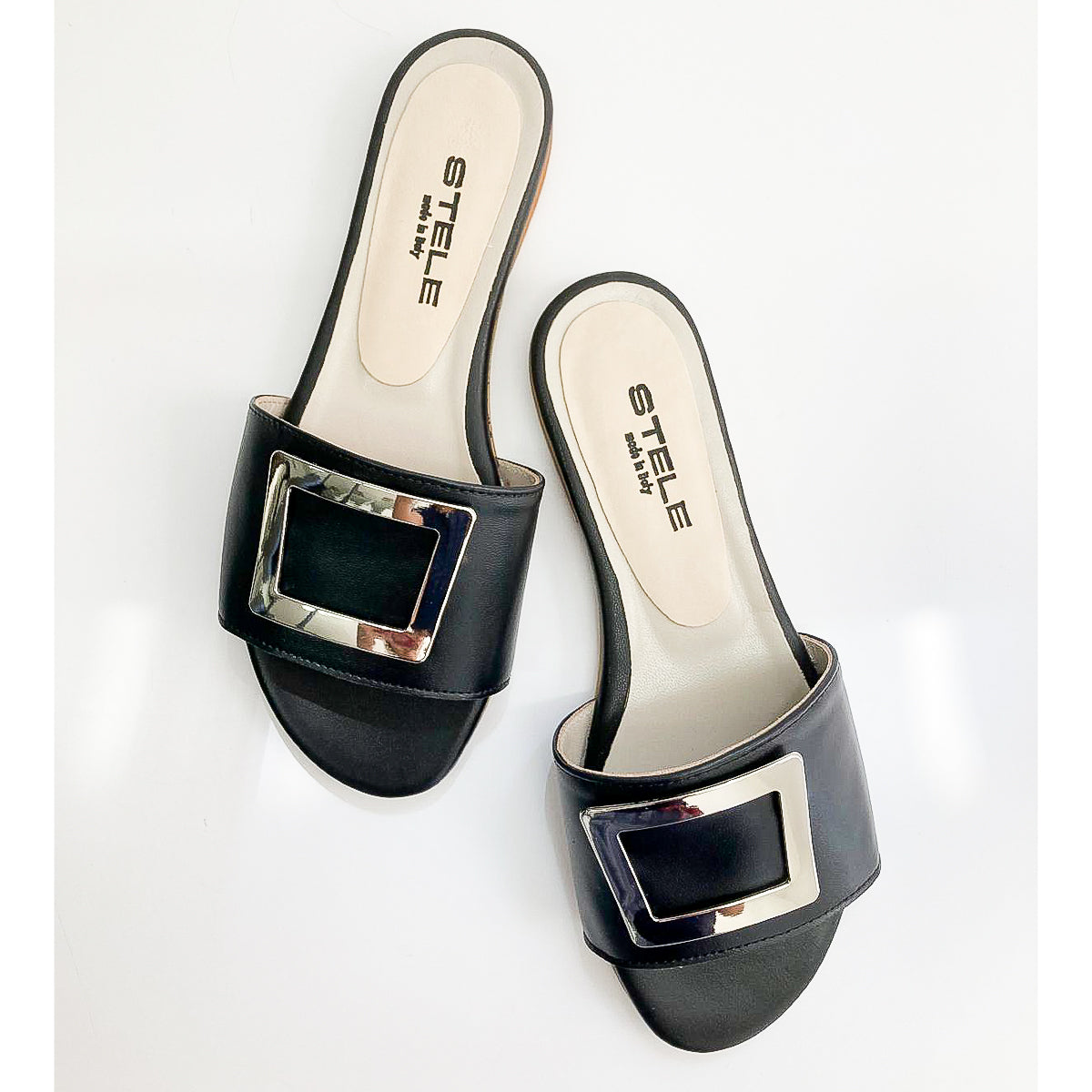 Ciabattina Guinda in pelle nappa nera vista dall alto con punta verso il basso