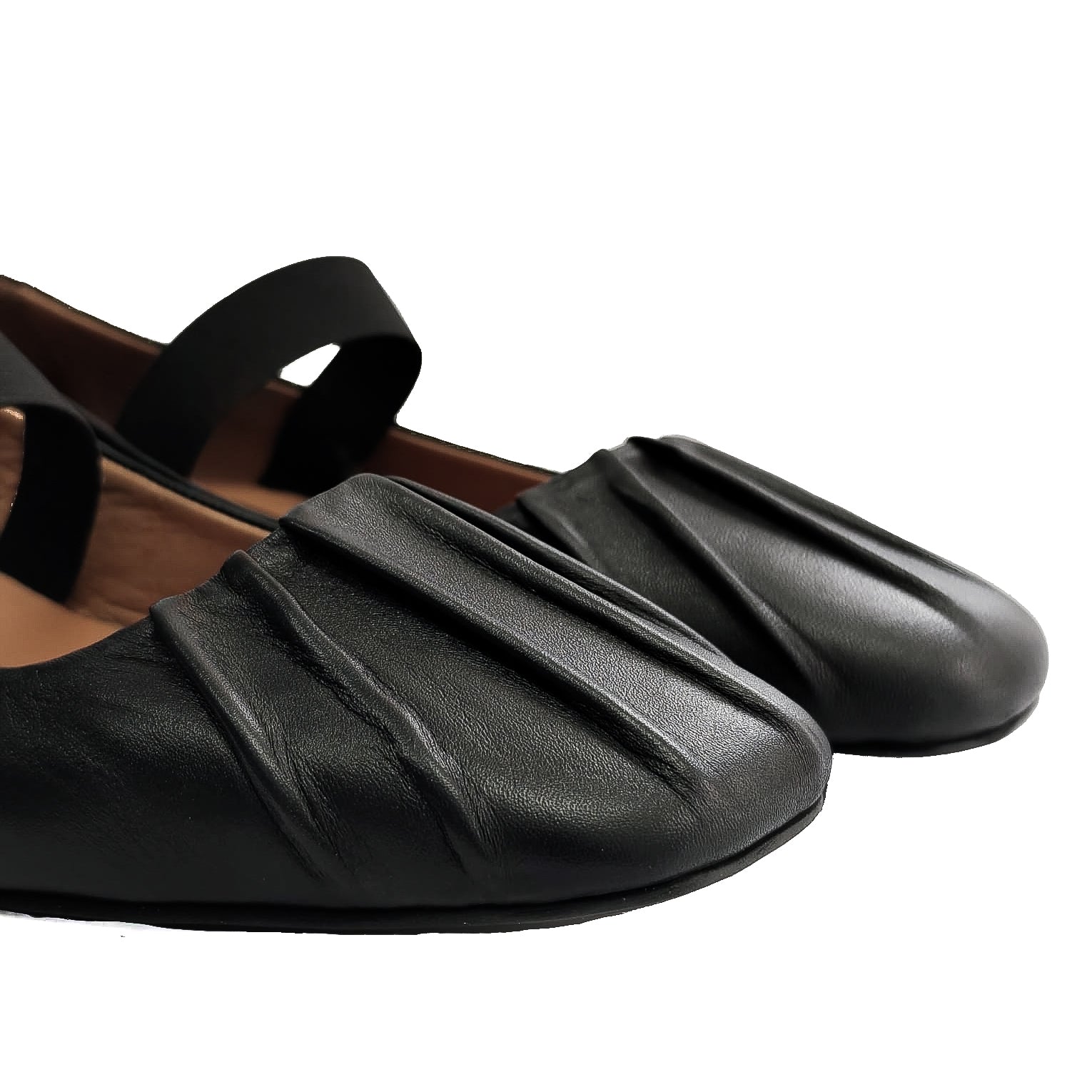 ISELA-ballerina-vista-punta-dettaglio-pieghette-paio-nappa-nera-pieghe