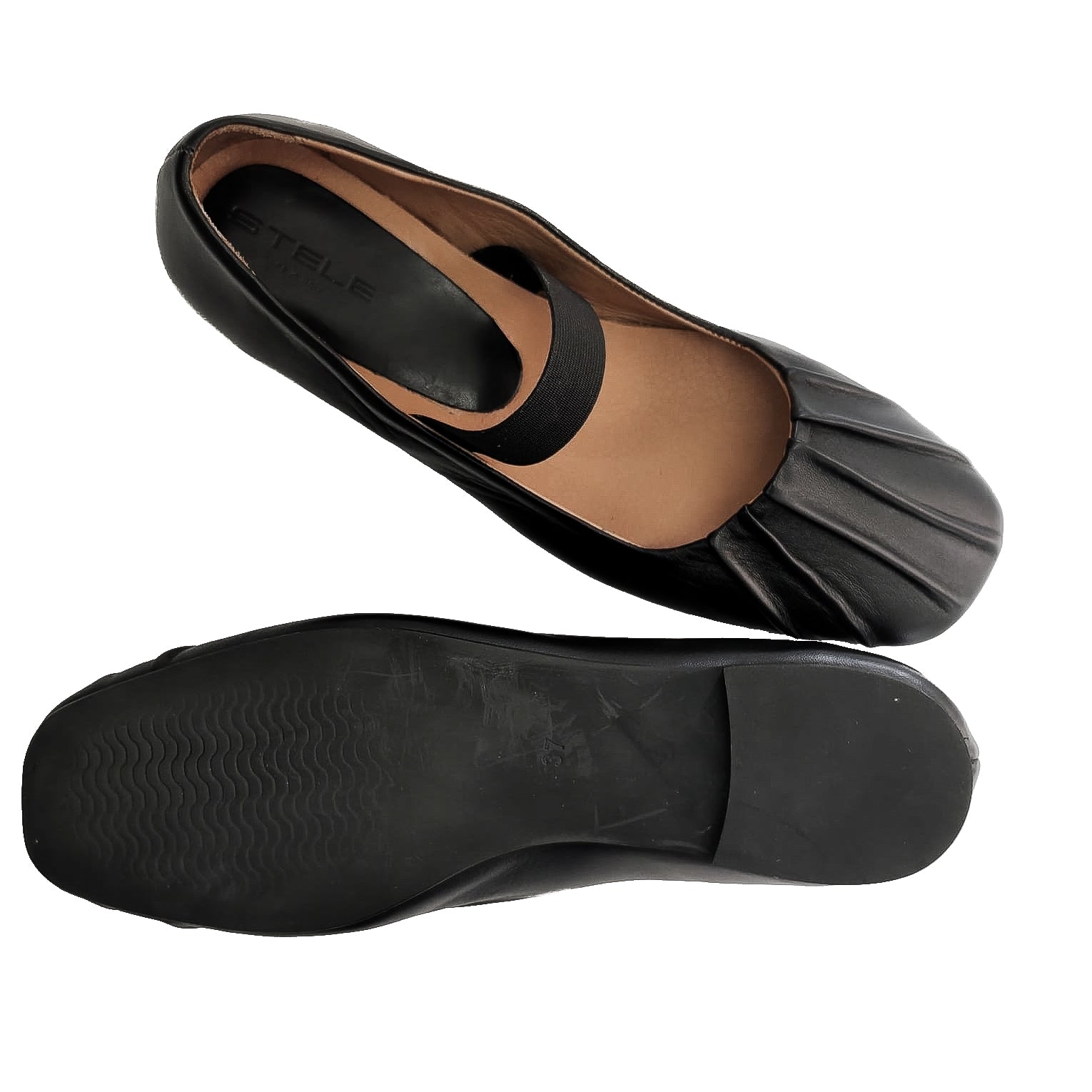 ISELA-ballerina-vista-sotto-fondo-paio-nappa-nera-pieghe