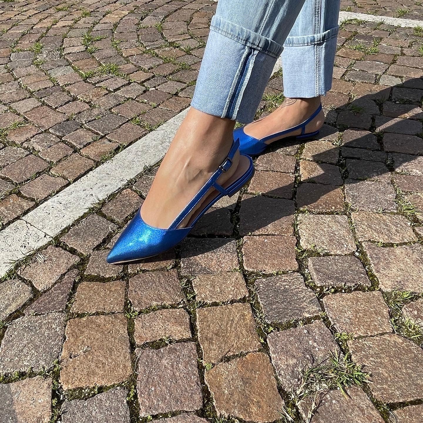 AMARILLIS-slingback-chanel-vista-indossato-punta-laminato-bluette
