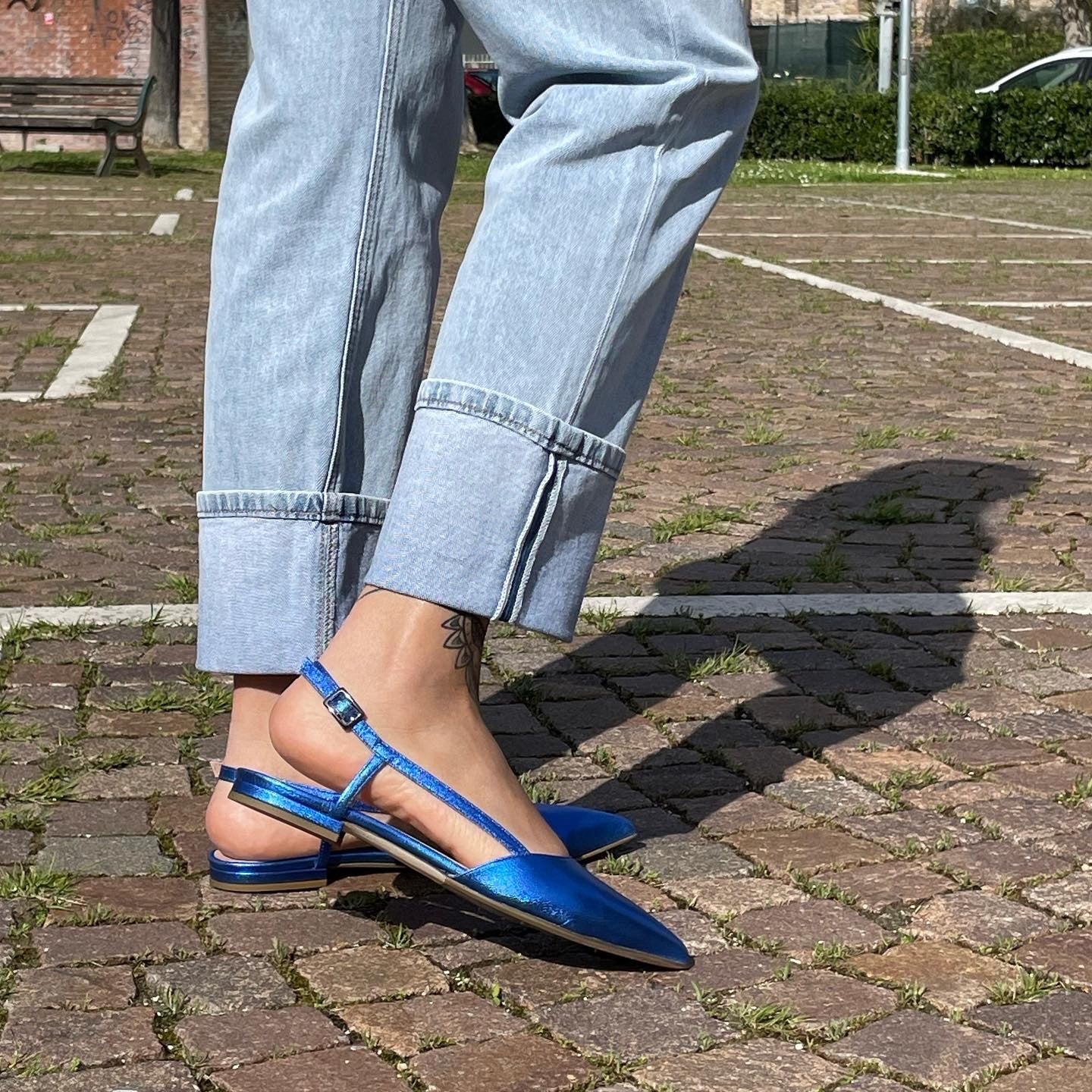 AMARILLIS-slingback-chanel-vista-indossato-tallone-laminato-bluette