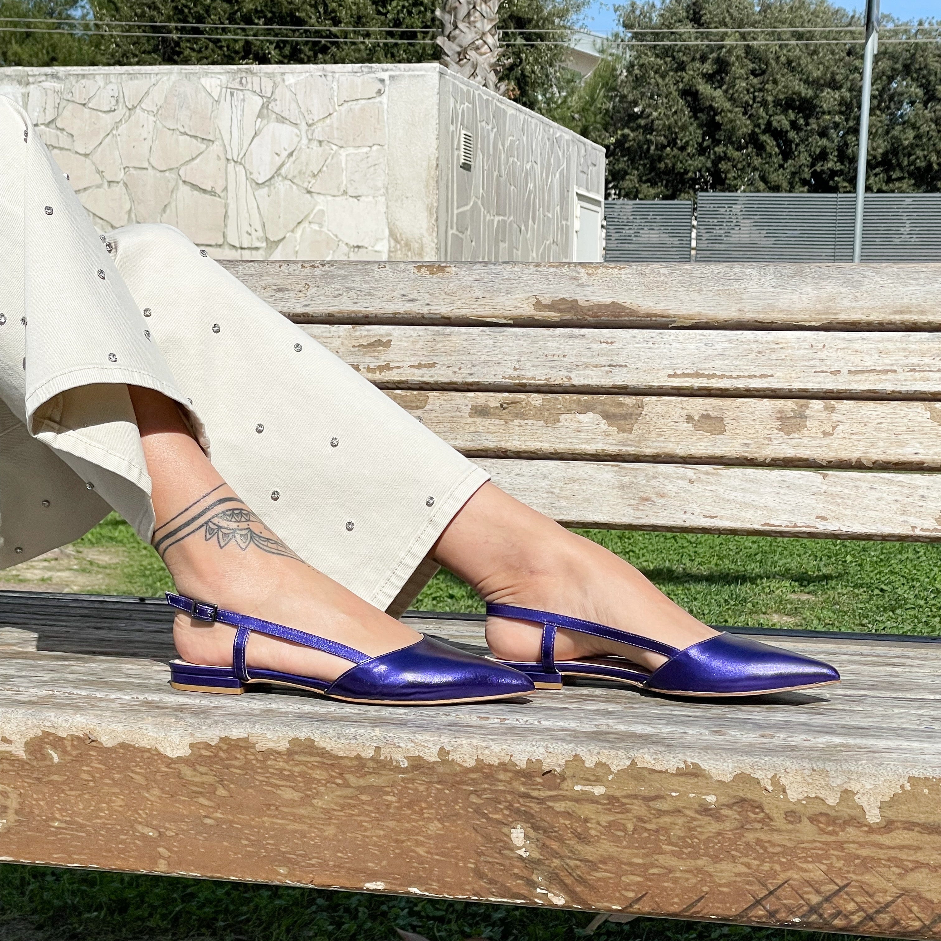 AMARILLIS-slingback-chanel-vista-indossato-laterale-laminato-viola