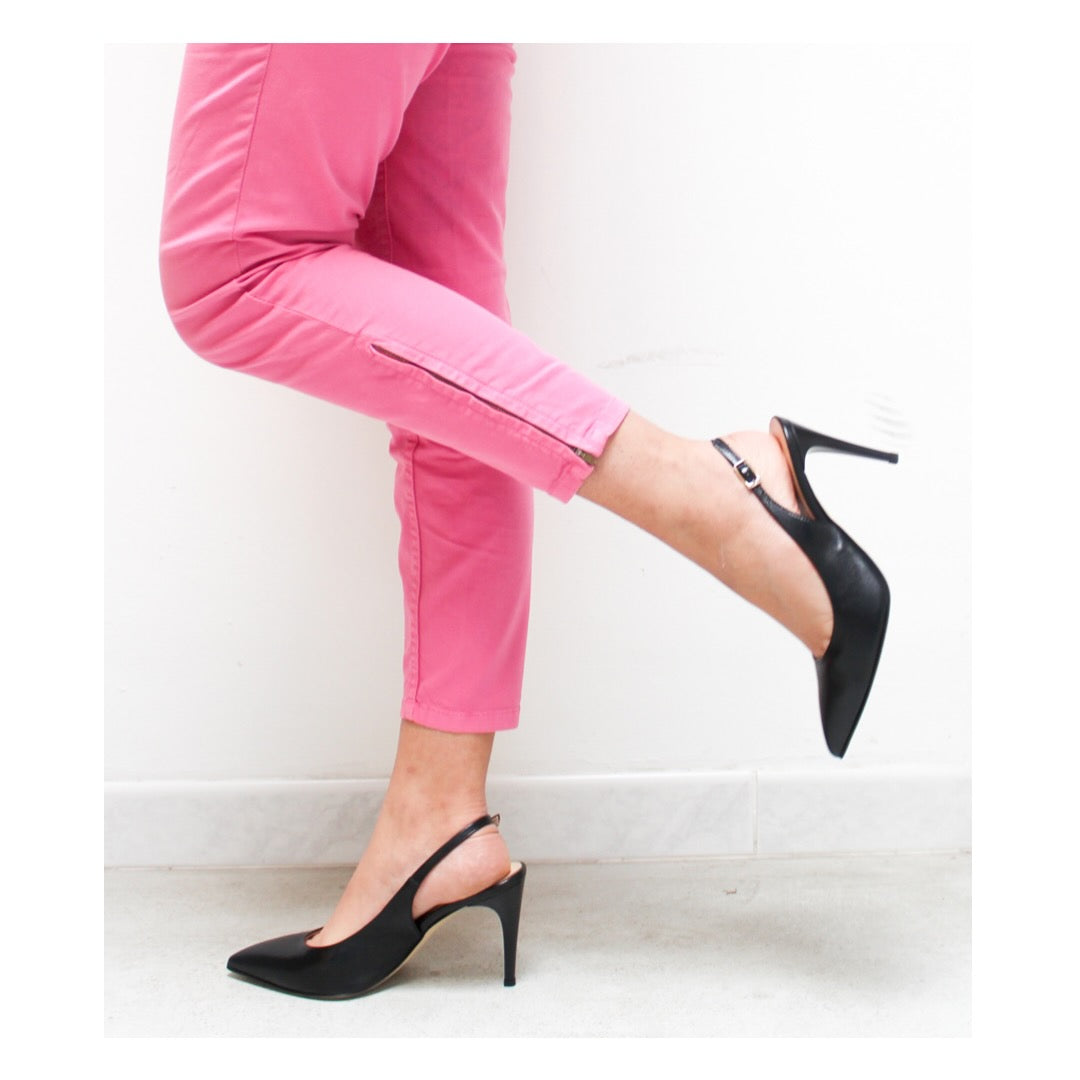 AMELIE-slingback-chanel-vista-indossato-laterale-piede-su-nappa-nera