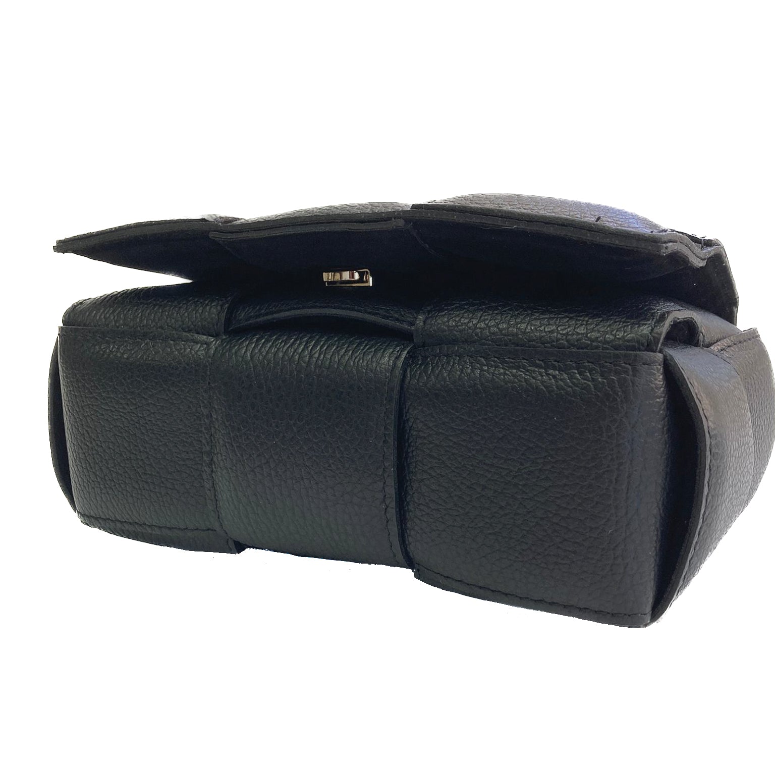 Astra-Bag-vitello-nero-vista-sotto-elegante-pratica