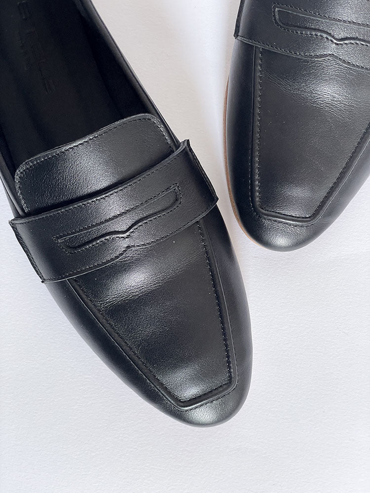 ATENE-mocassino-vista-punta-dettaglio-vicino-paio-nappa-nera