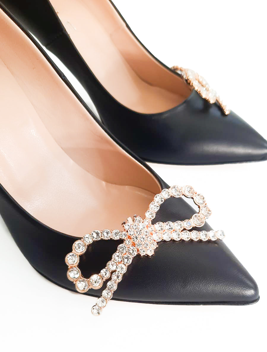 BOW-STRASS-accessori-fiocco-vista-indossato-decollete-metallo-oro-strass-cry