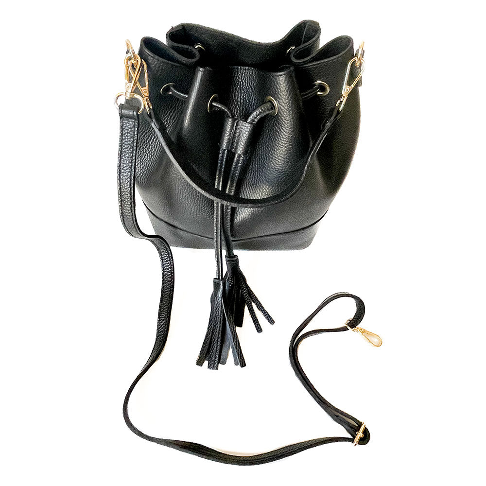 CAMELIA-BAG-borsa-secchiello-vista-sopra-chiusa-tracolla-vitello-nero