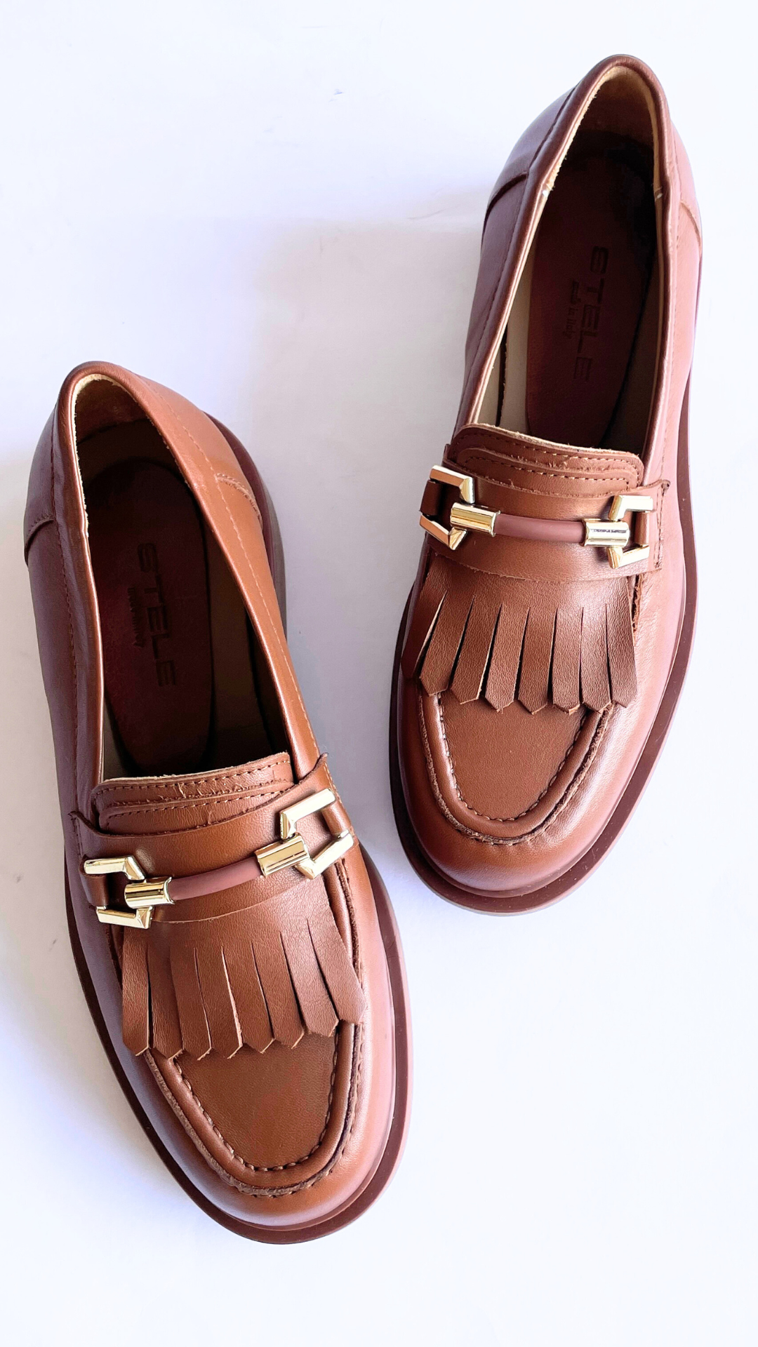 CAPRI-mocassino-vista-punta-accessorio-vitello-cuoio-accessorio-oro