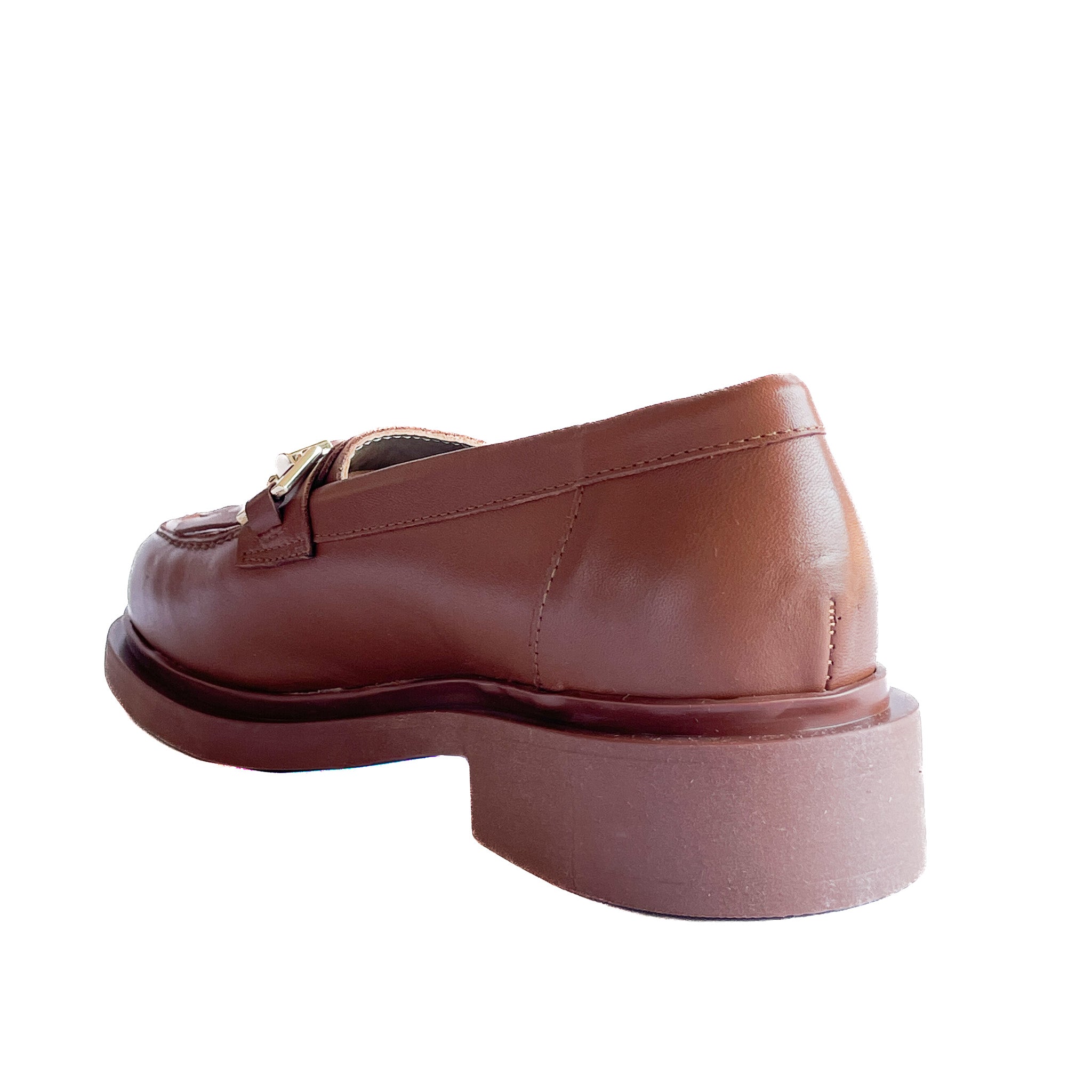 CAPRI-mocassino-vista-punta-tallone-singola-vitello-cuoio-accessorio-oro