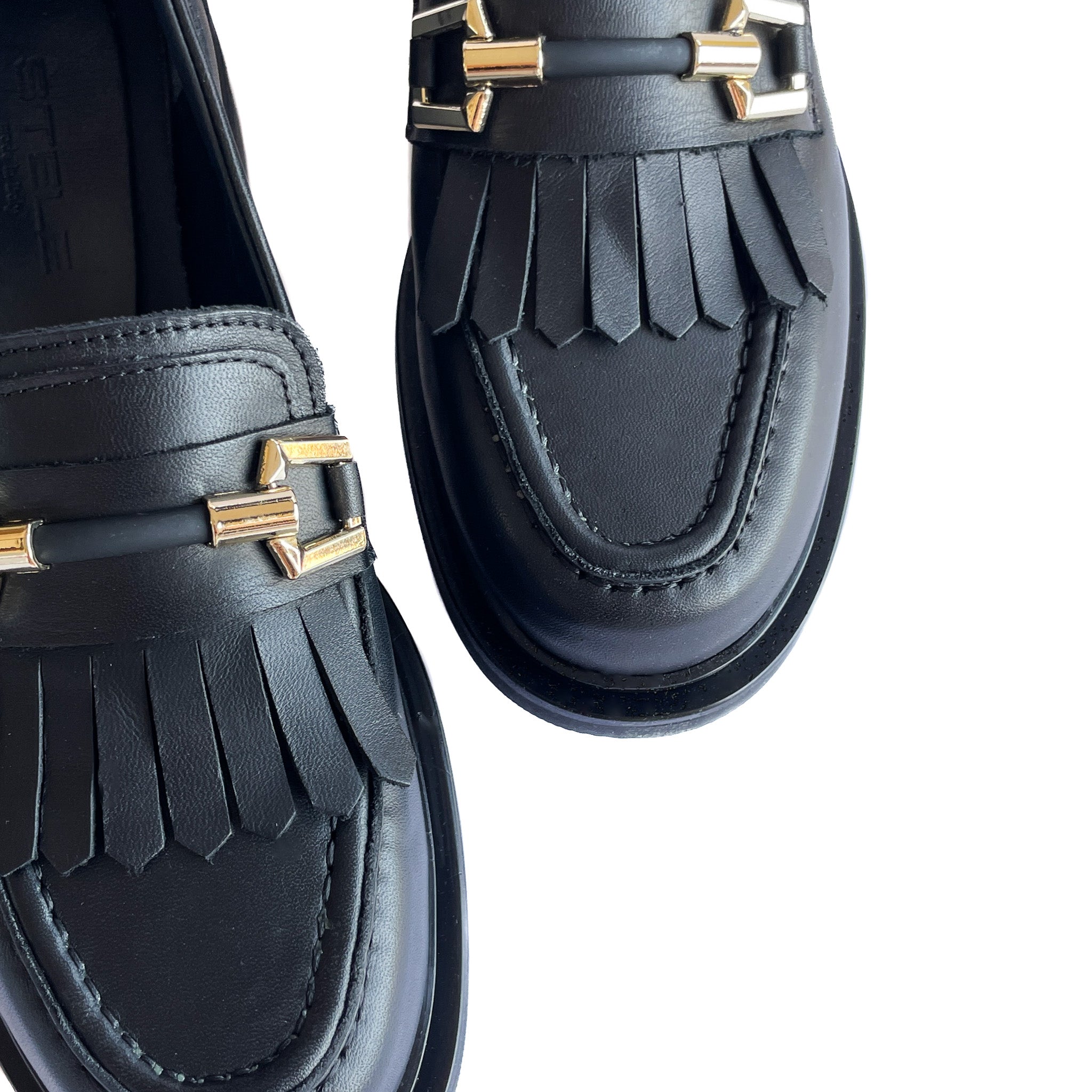 CAPRI-mocassino-vista-punta-dettaglio-frange-vitello-nero-accessorio-oro