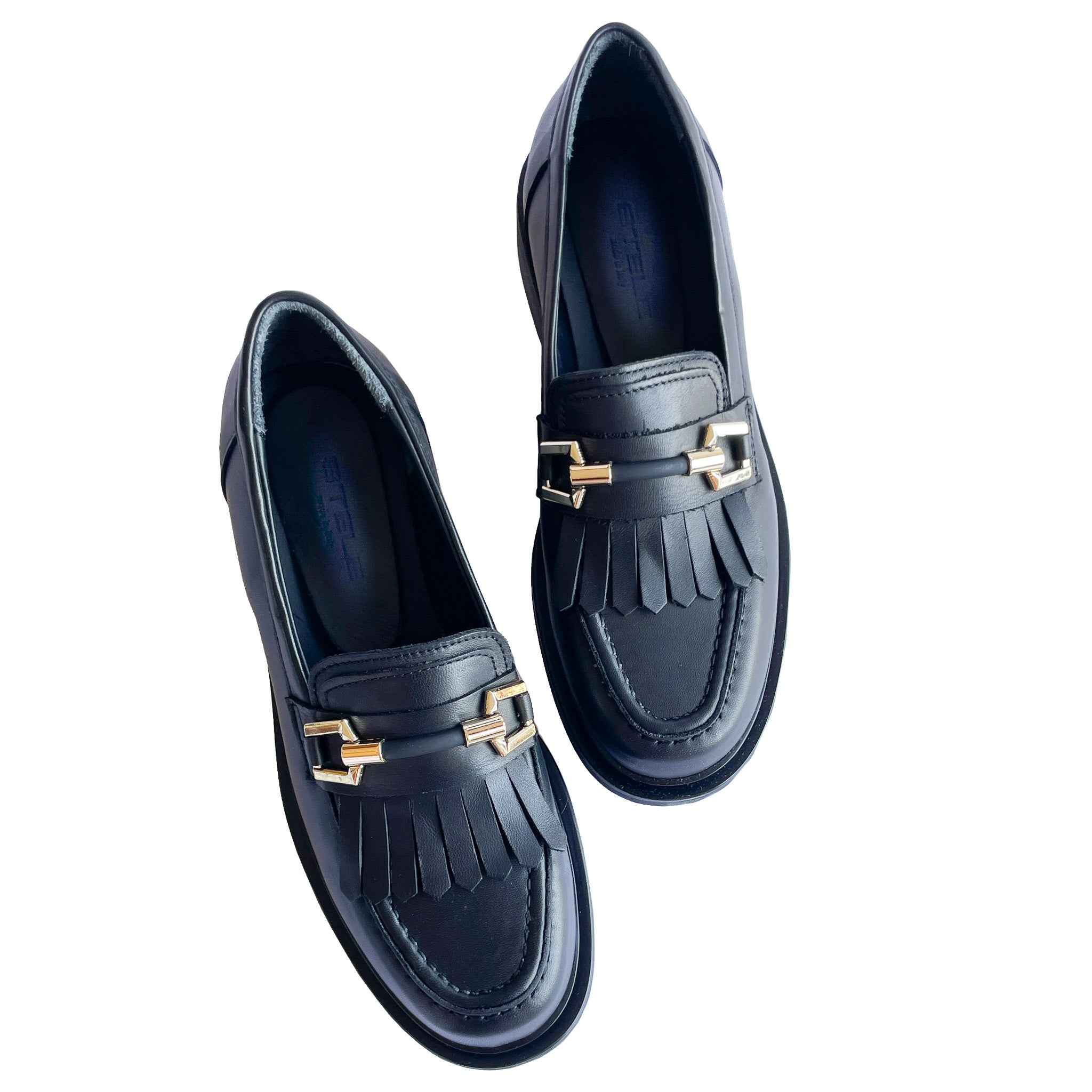 CAPRI-mocassino-vista-punta-sopra-vitello-nero-accessorio-oro