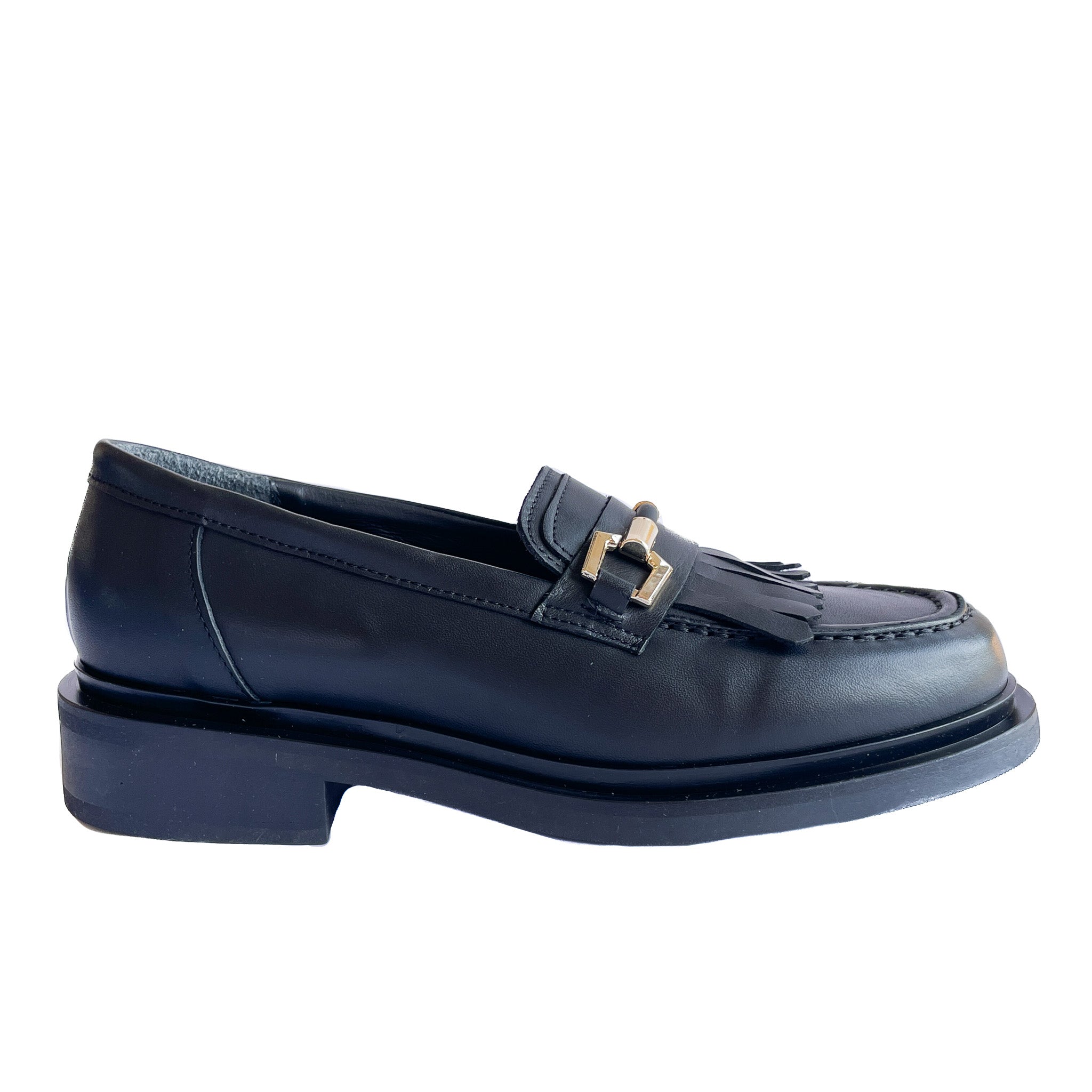 CAPRI-mocassino-vista-laterale-vitello-nero-accessorio-oro