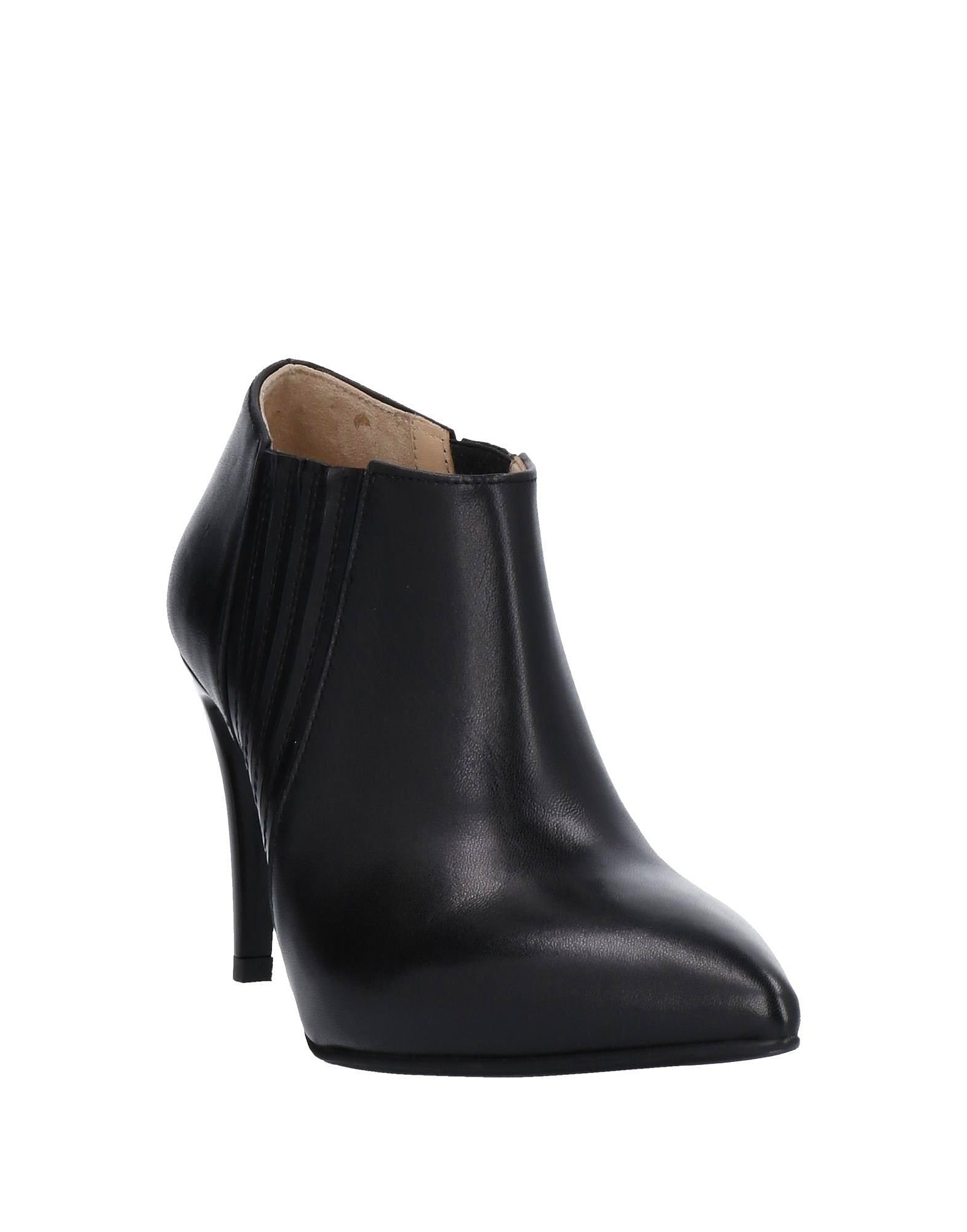 CLARINDA-stivaletto-giroforma-vista-punta-singola-nappa-nera