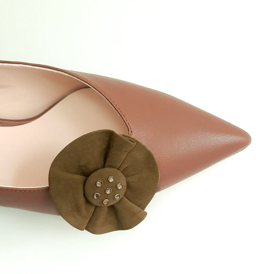 COCCARDINA-STRASS-accessori-vista indossato-slingback-sopra-punta-nabuk-oliva