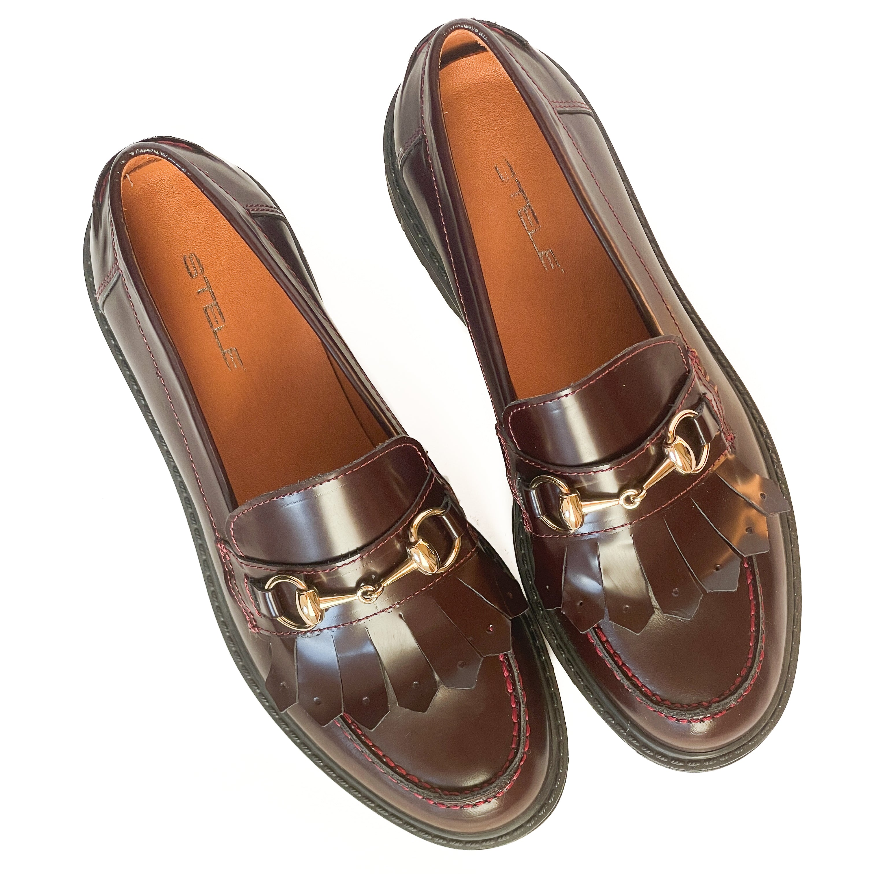 COLONIA-mocassini-vista-sopra-paio-punta-verso-giu-abrasivato-bordeaux-accessorio-oro