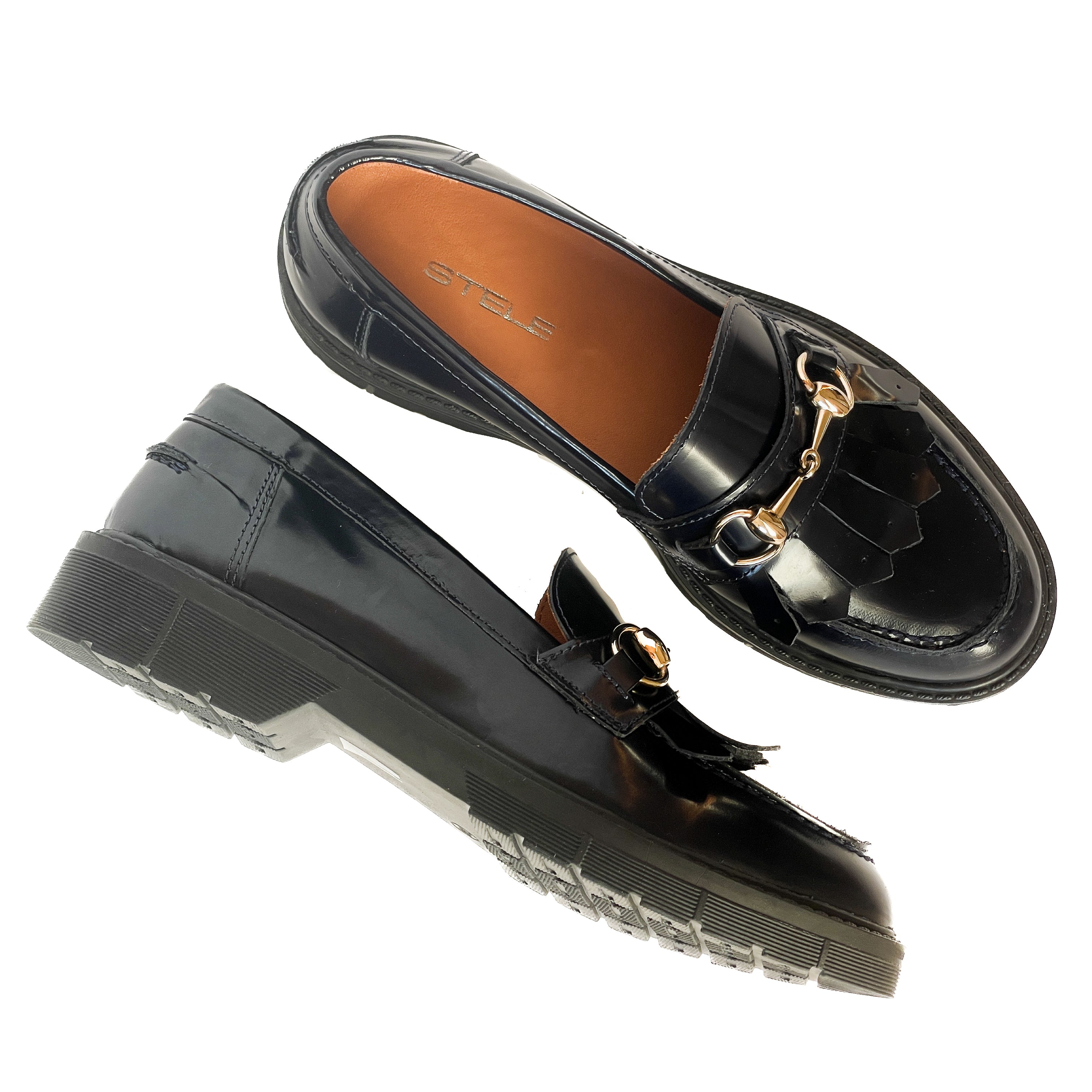 COLONIA-mocassini-vista-laterale-punta-sopra-paio-abrasivato-nero-accessorio-oro