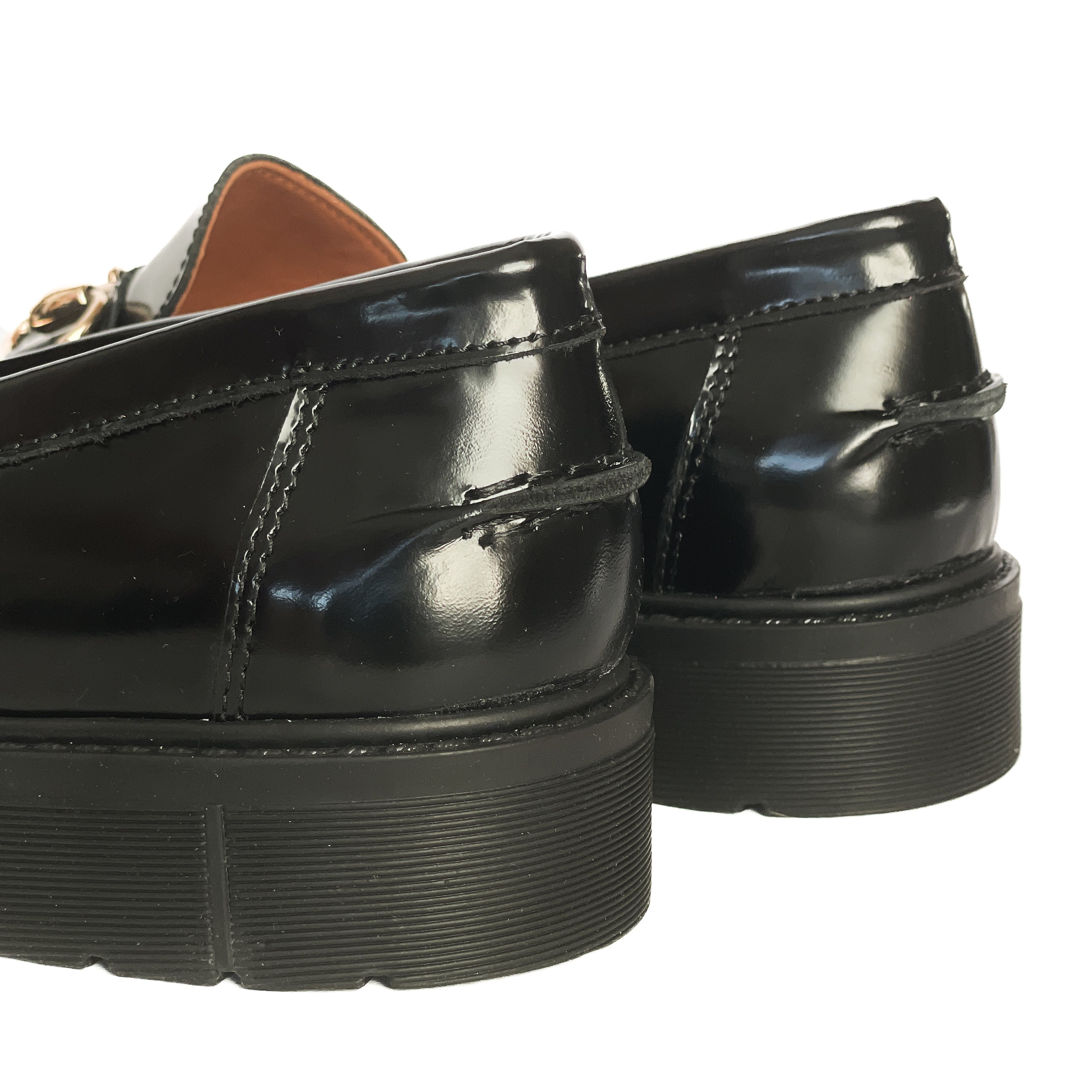 COLONIA-mocassini-vista-tallone-posteriore-lato-paio-abrasivato-nero-accessorio-oro