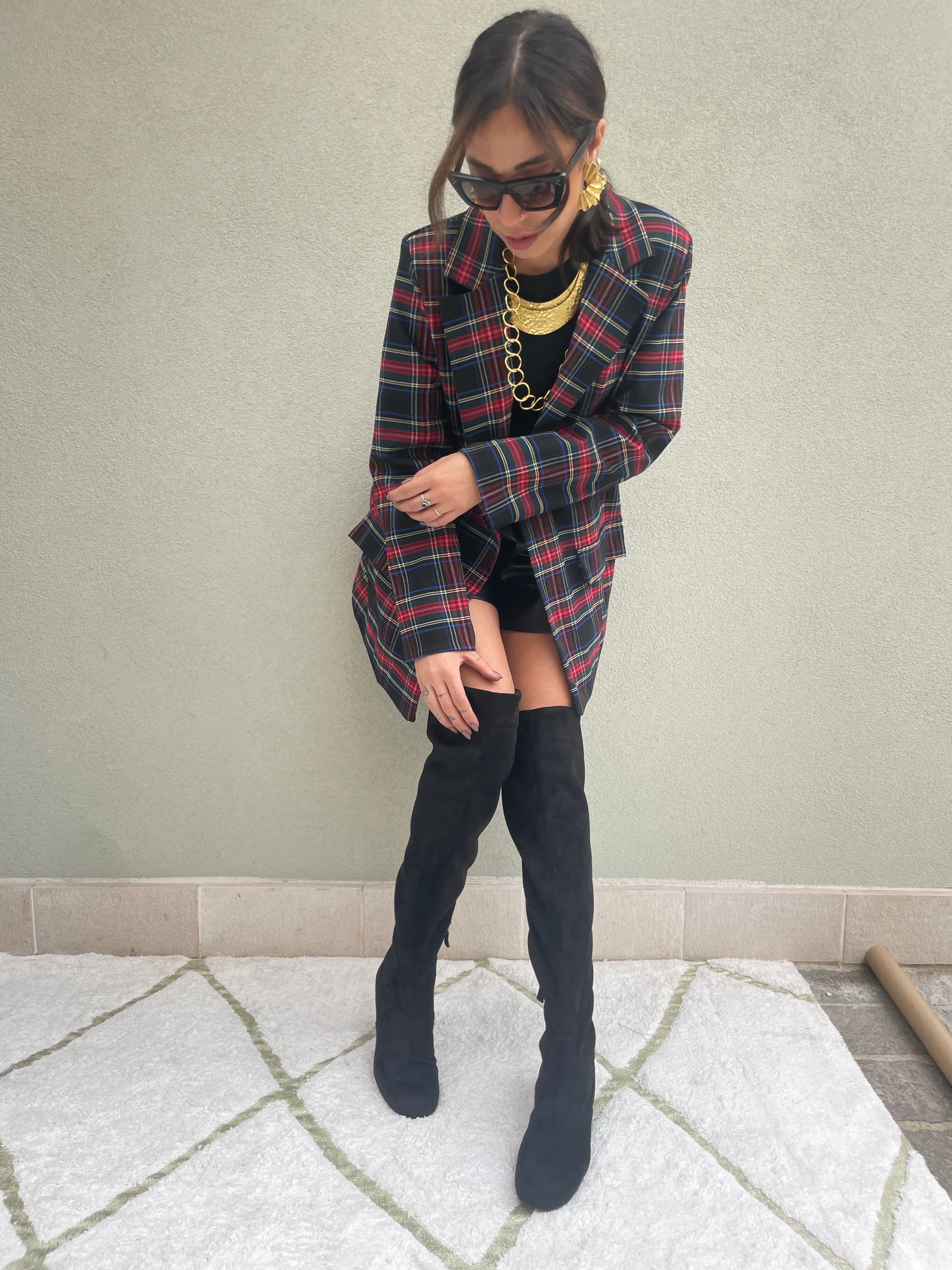 CORRIDONIA-stivale-alto-vista-indossato-lontano-camoscio-stretch-nero