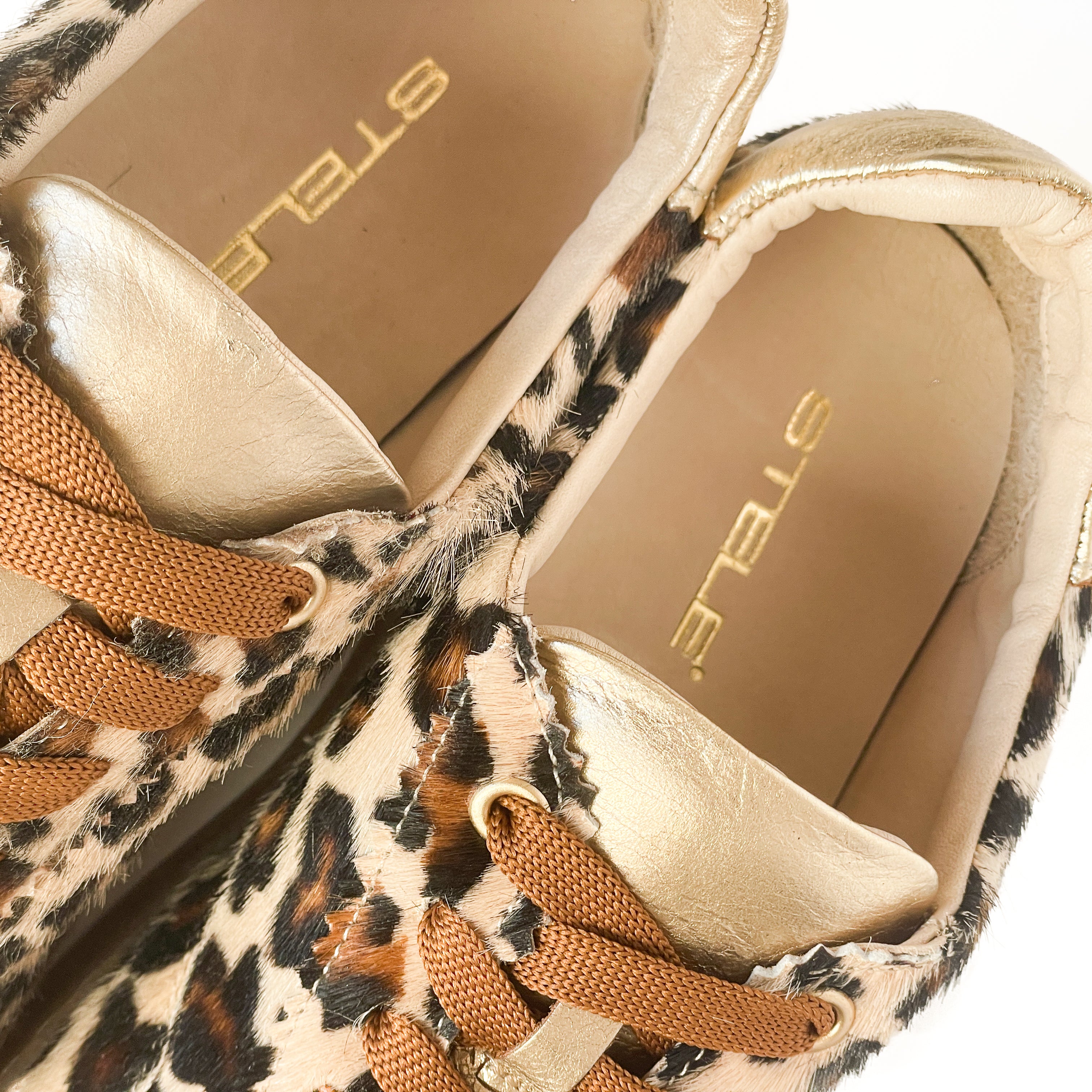 ESSEN-sneakers-vista-interna-soletta-cavallino-maculato-laminato-platino