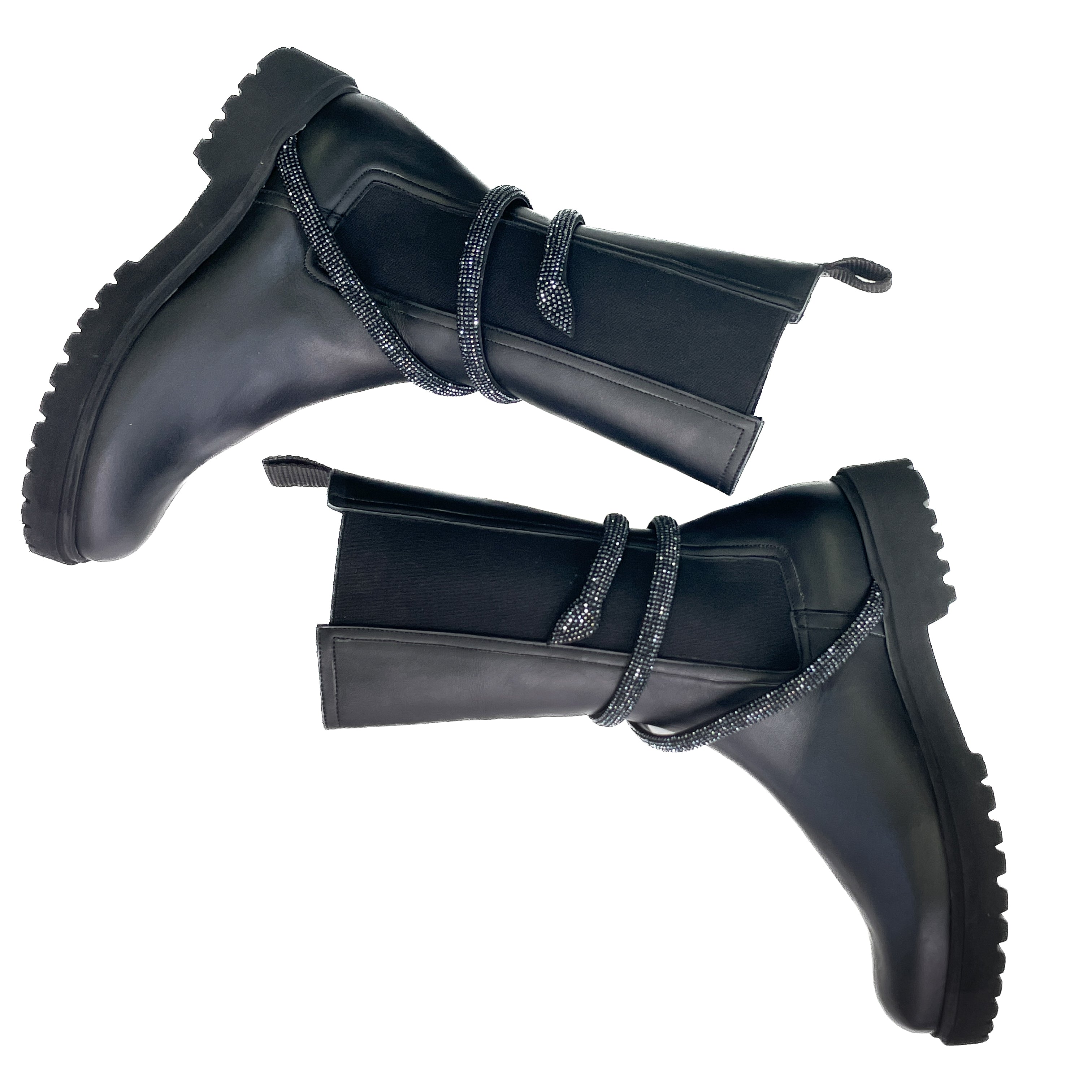 FIASTRA-beatles-vista-laterale-sopra-vitello-nero-scarpa-in-pelle-nera-suola-carrarmato-elastici-laterali-accessorio-strass