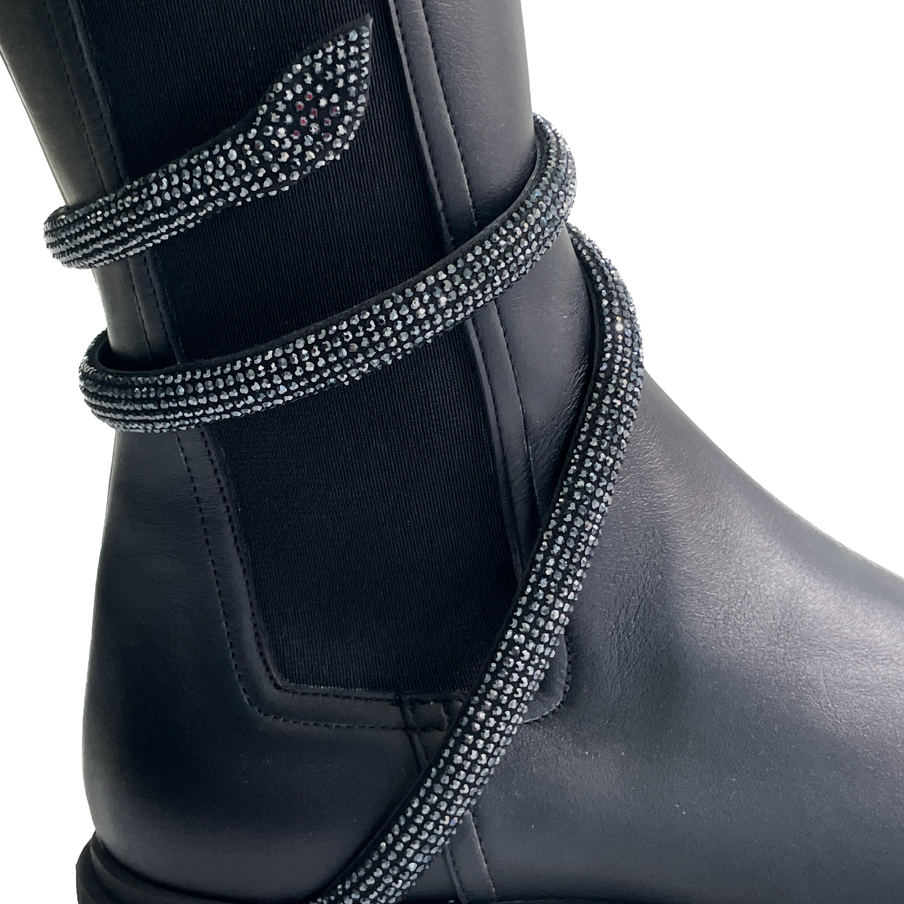 FIASTRA-beatles-vista-dettaglio-vicino-vitello-nero-scarpa-in-pelle-nera-suola-carrarmato-elastici-laterali-accessorio-strass
