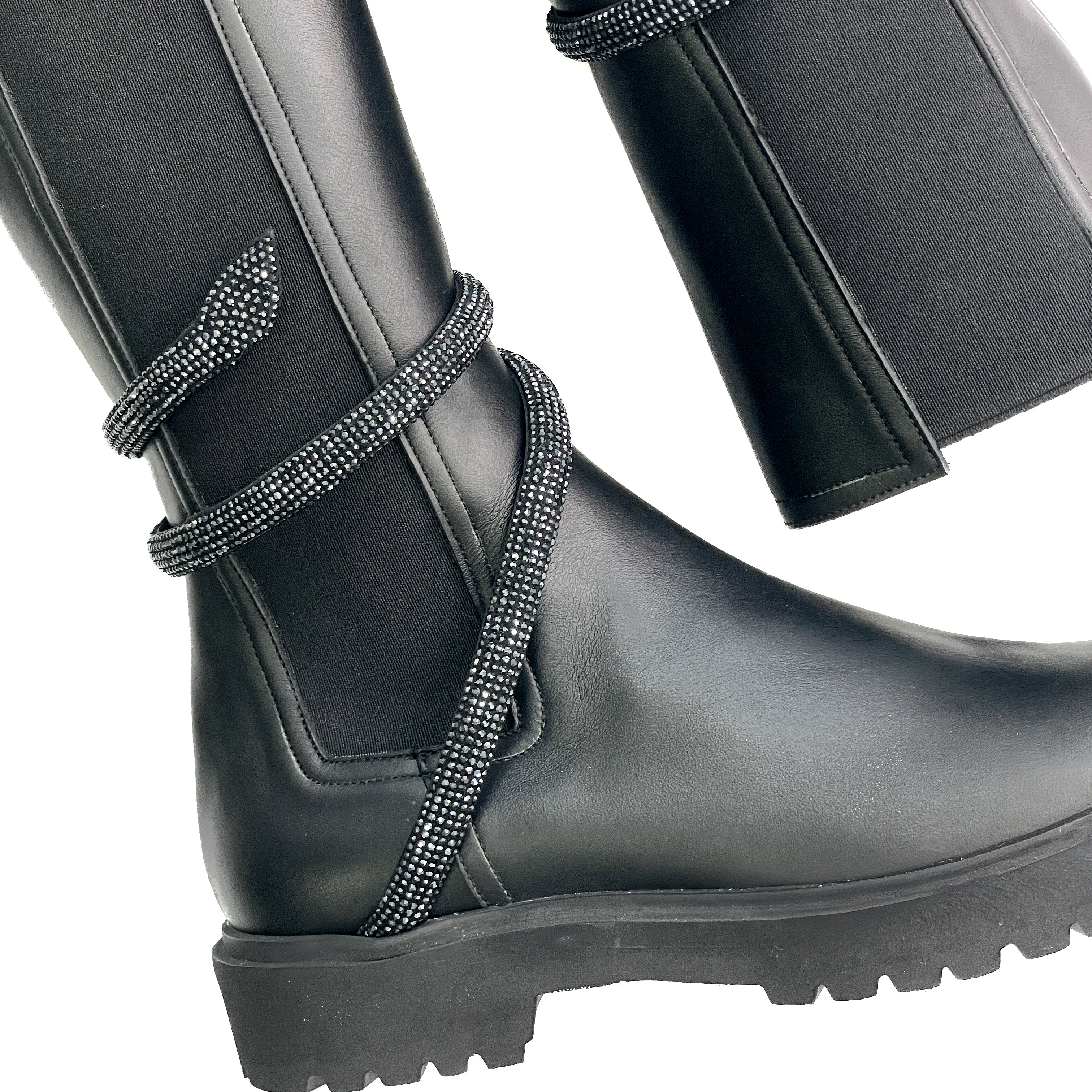 FIASTRA-beatles-vista-dettaglio-accessorio-vitello-nero-scarpa-in-pelle-nera-suola-carrarmato-elastici-laterali-accessorio-strass