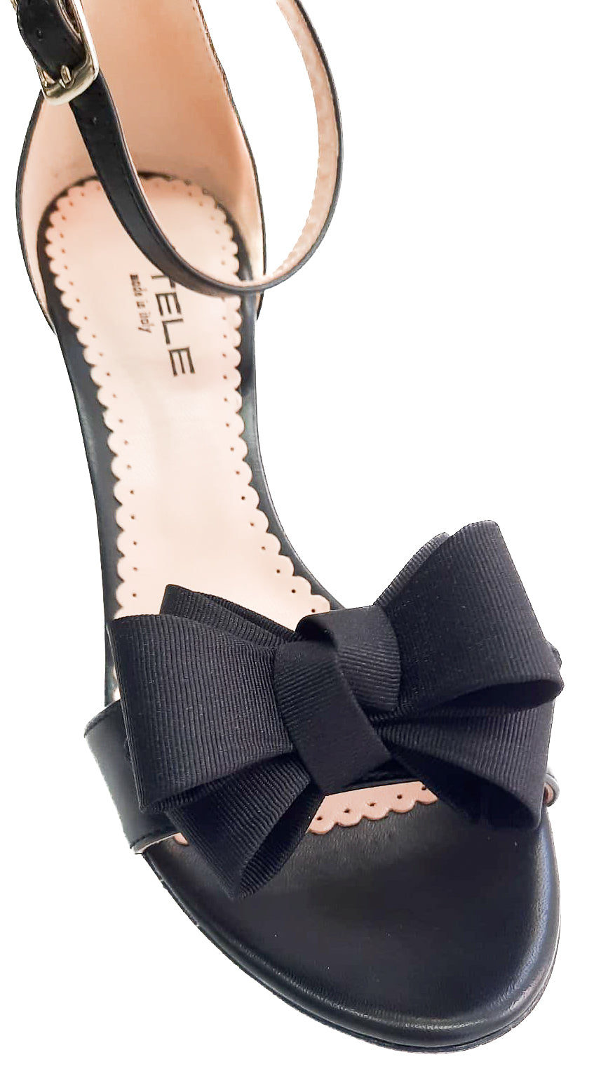 FIOCCO-DOPPIO-accessori-vista-indossato-sandalo-vicino-tessuto-nero