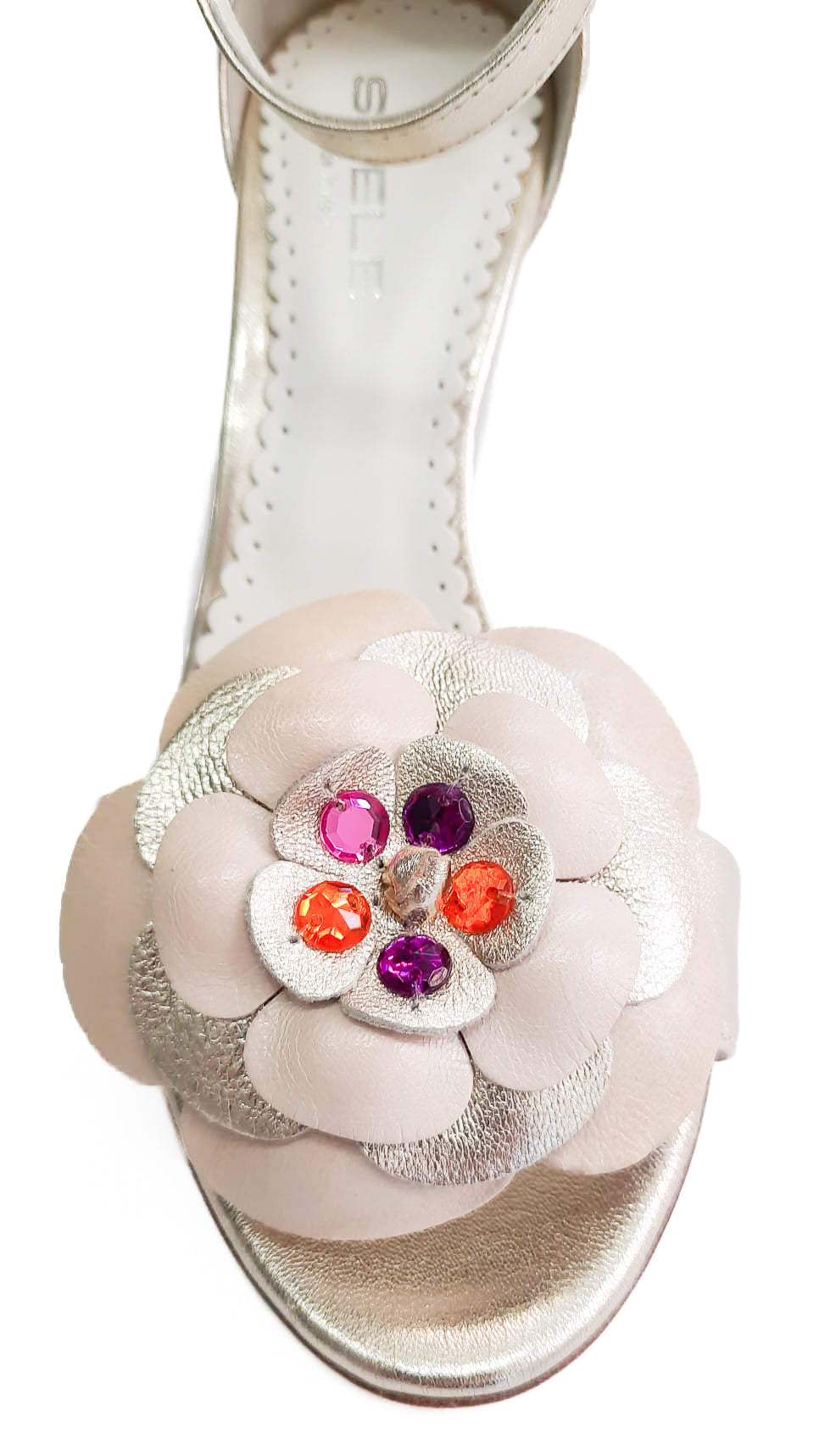 FIORE-CON-PIETRE-accessori-vista-indossato-sandalo-nappa-nudo-laminato-platino