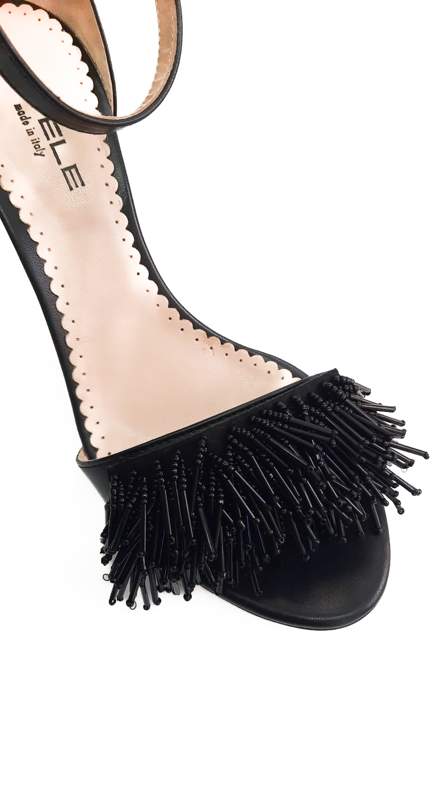 FRANGE-accessori-vista-indossato-sandalo-sopra-tessuto-perline-nere